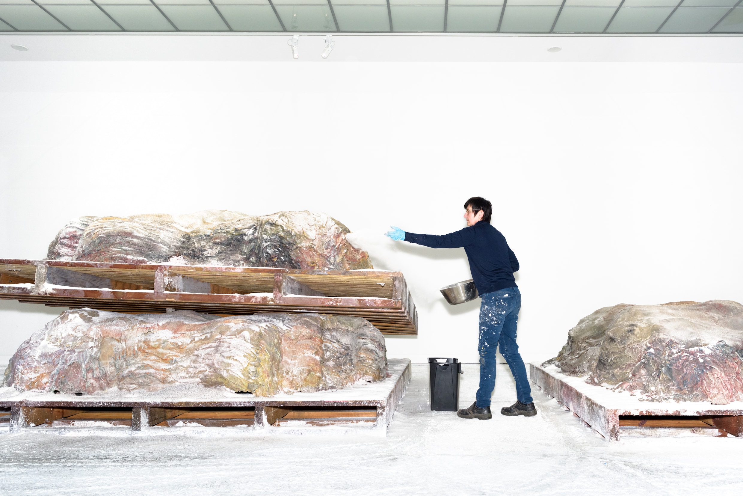 De sculpturen vol dood en erotiek van Berlinde De Bruyckere grijpen je bij  de keel | de Volkskrant