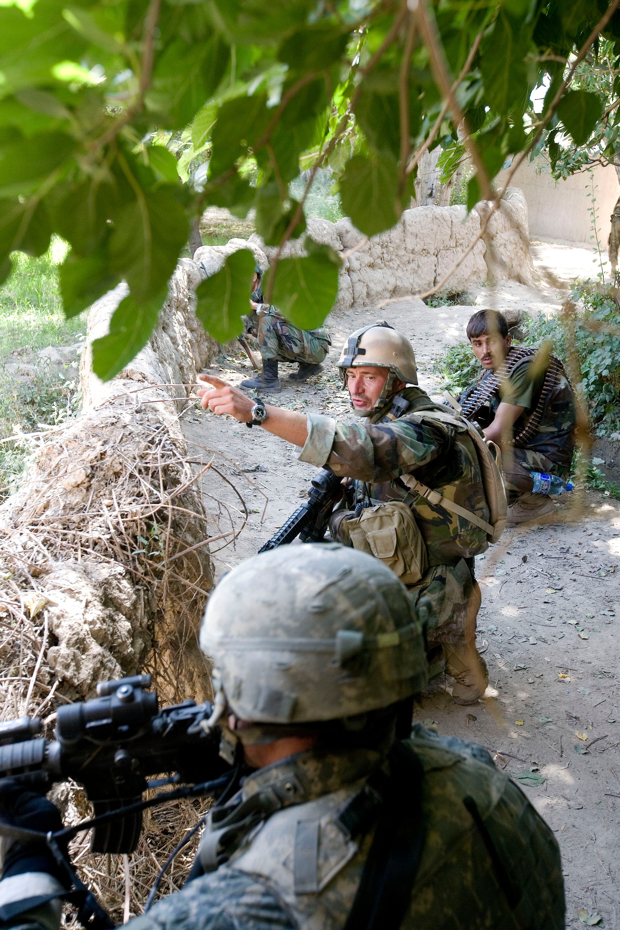 Nederlandse militairen tijdens een vuurgevecht met de Taliban op 25 augustus 2007 in de groene zone in de Choravallei in de Afghaanse provincie Uruzgan.