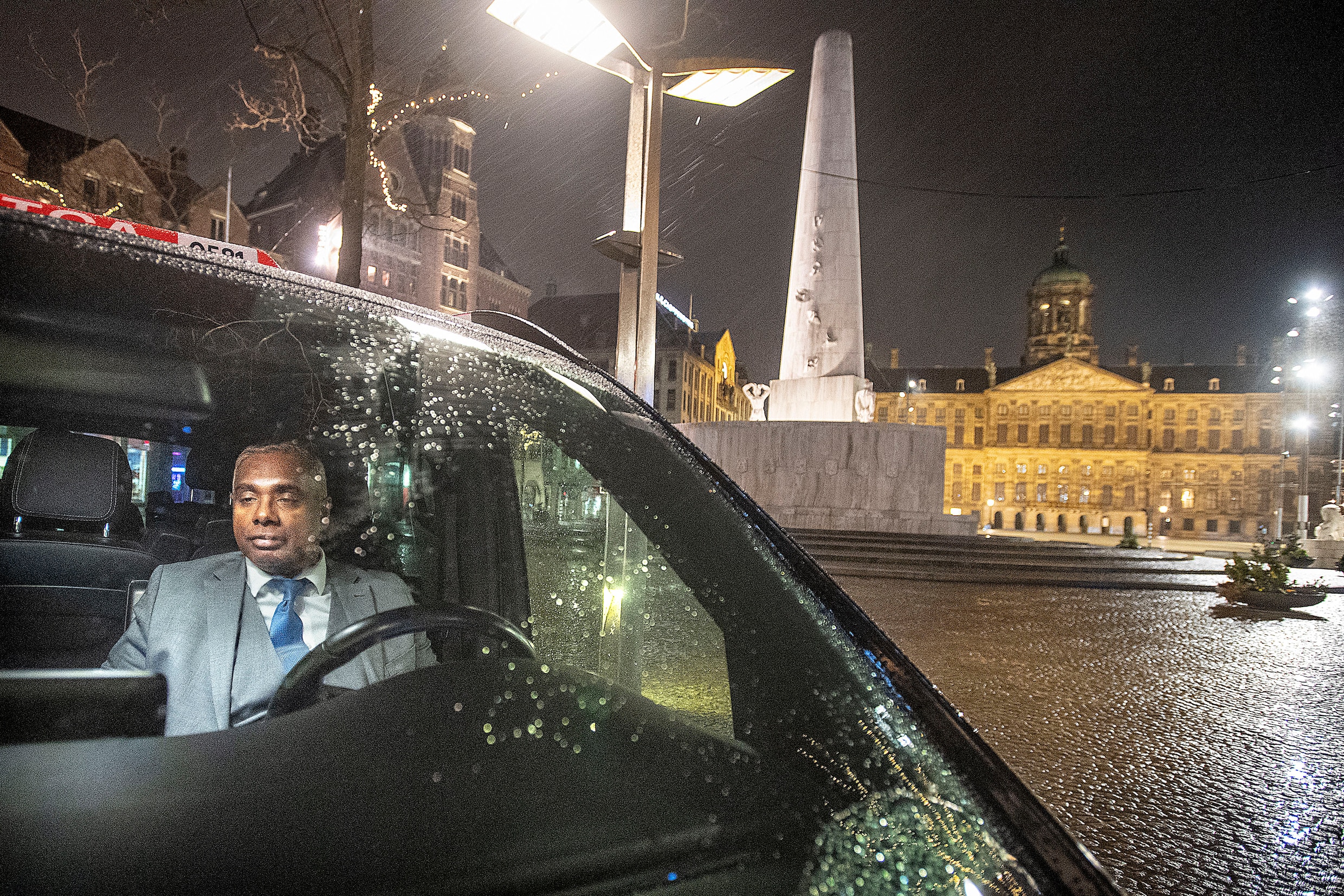 Op pad met een taxichauffeur ‘Soms sta je twee, drie uur te wachten op een klant’ de Volkskrant