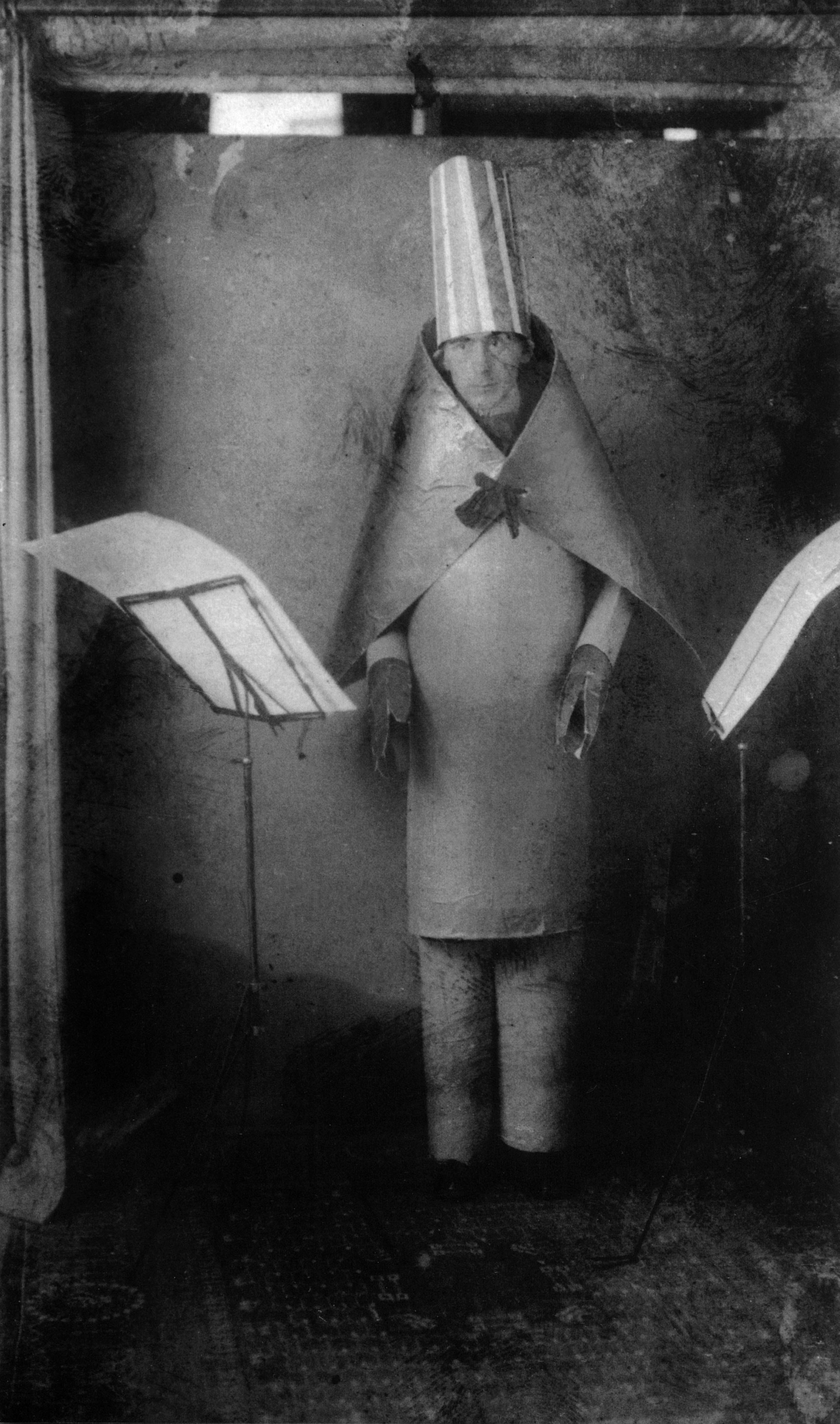 Hugo Ball treedt op in Cabaret Voltaire, Zürich, 1916.