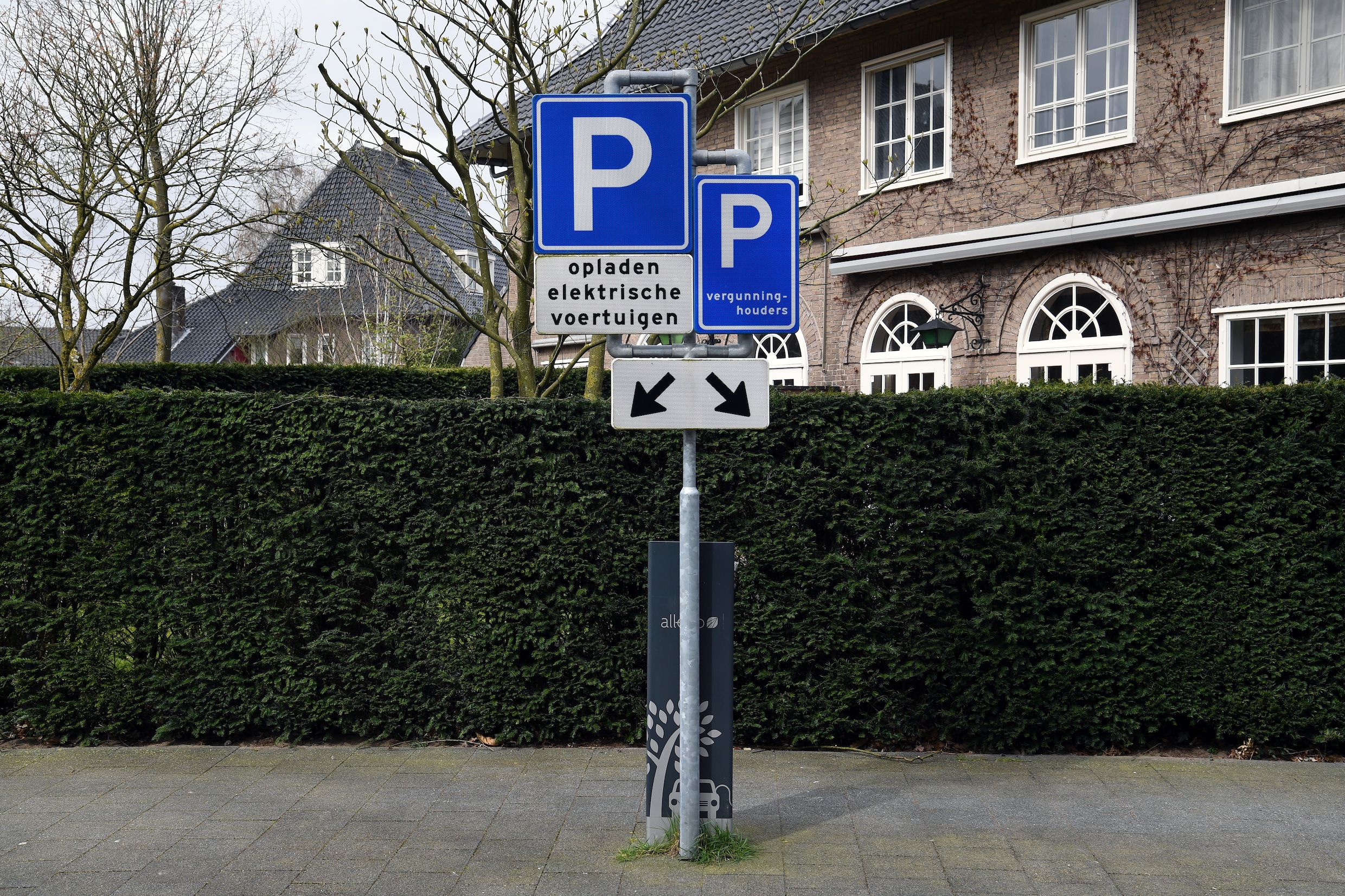 Een laadpaal voor elektrische auto’s in een villawijk in Vught.
