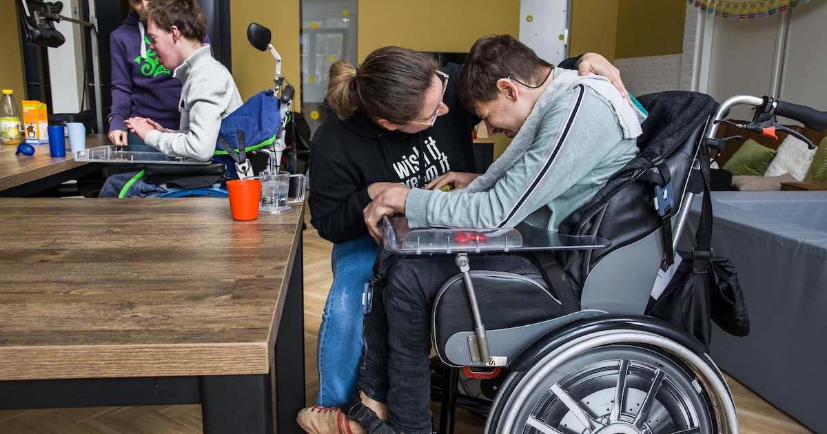 Opinie: Geen ‘handen af van de gehandicaptenzorg’, maar handen óm de gehandicaptenzorg