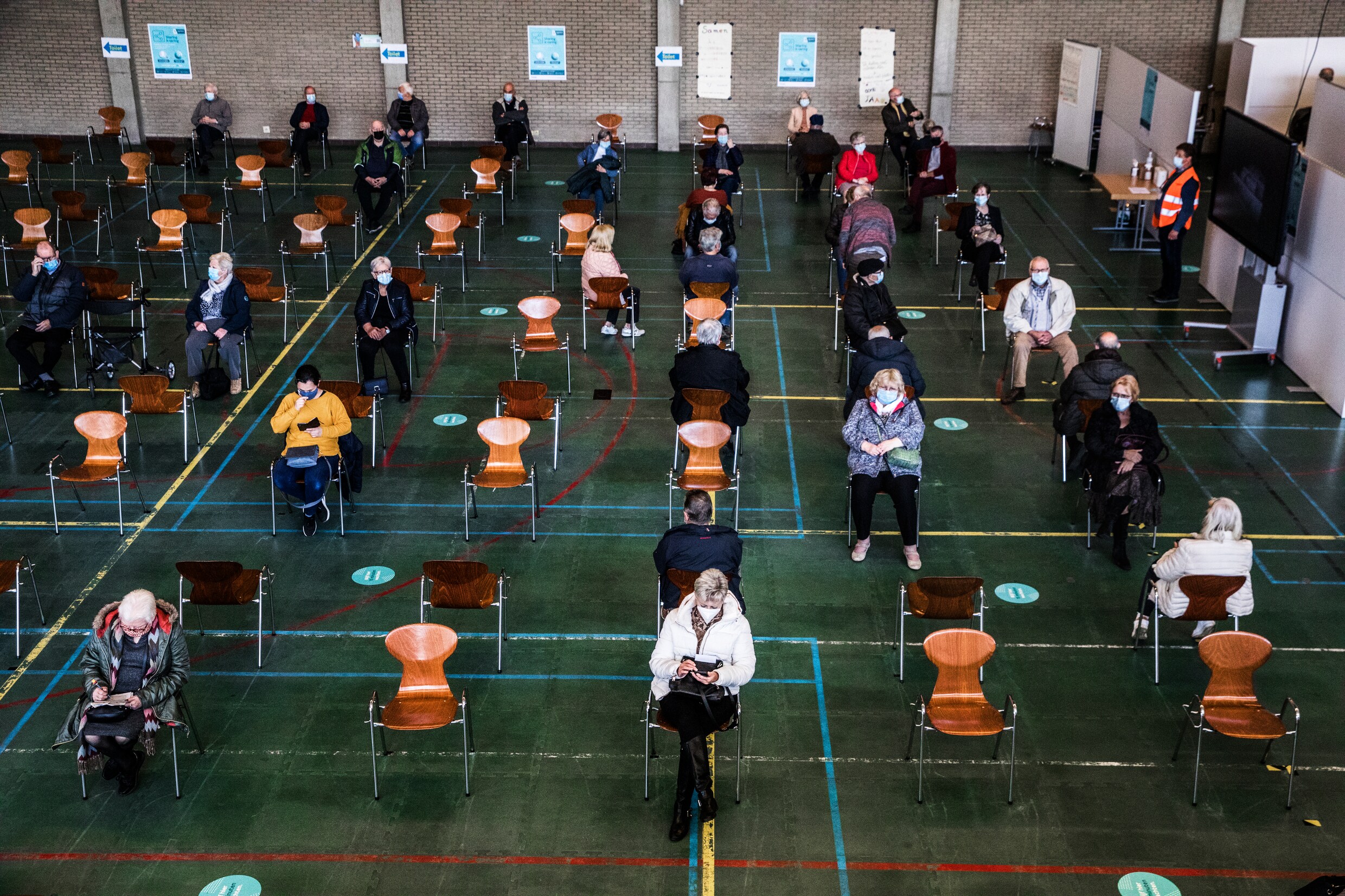 De wachtruimte in vaccinatiecentrum Malle, waar net als de rest van Nederland steeds sneller wordt gevaccineerd.