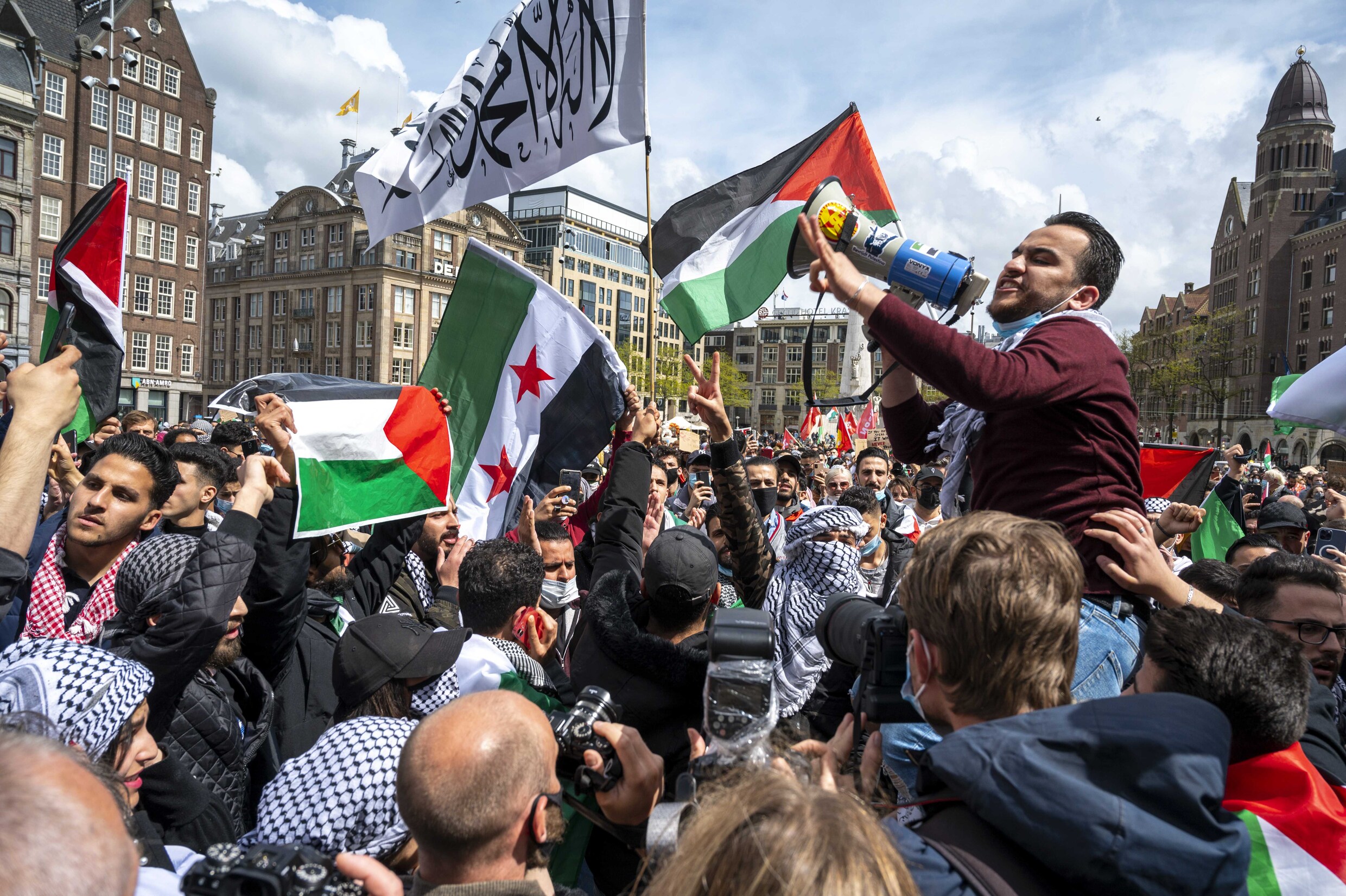 actievoerders-op-de-dam-in-amsterdam-tonen-zondag-hun-solidariteit