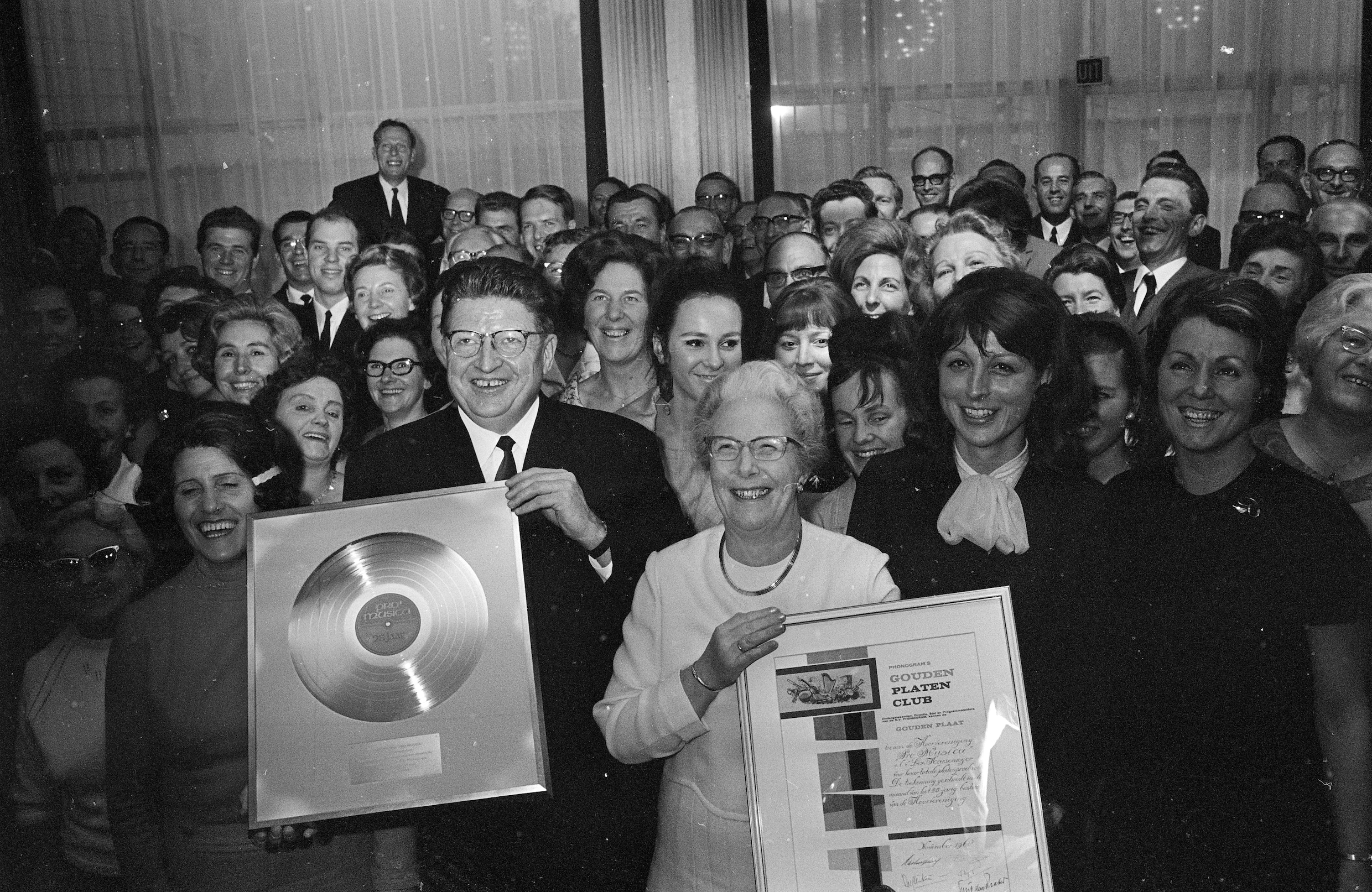 Hoe het bakvissenkoor Sweet Sixteen iedere Peter in Nederland het leven  zuur maakte | de Volkskrant