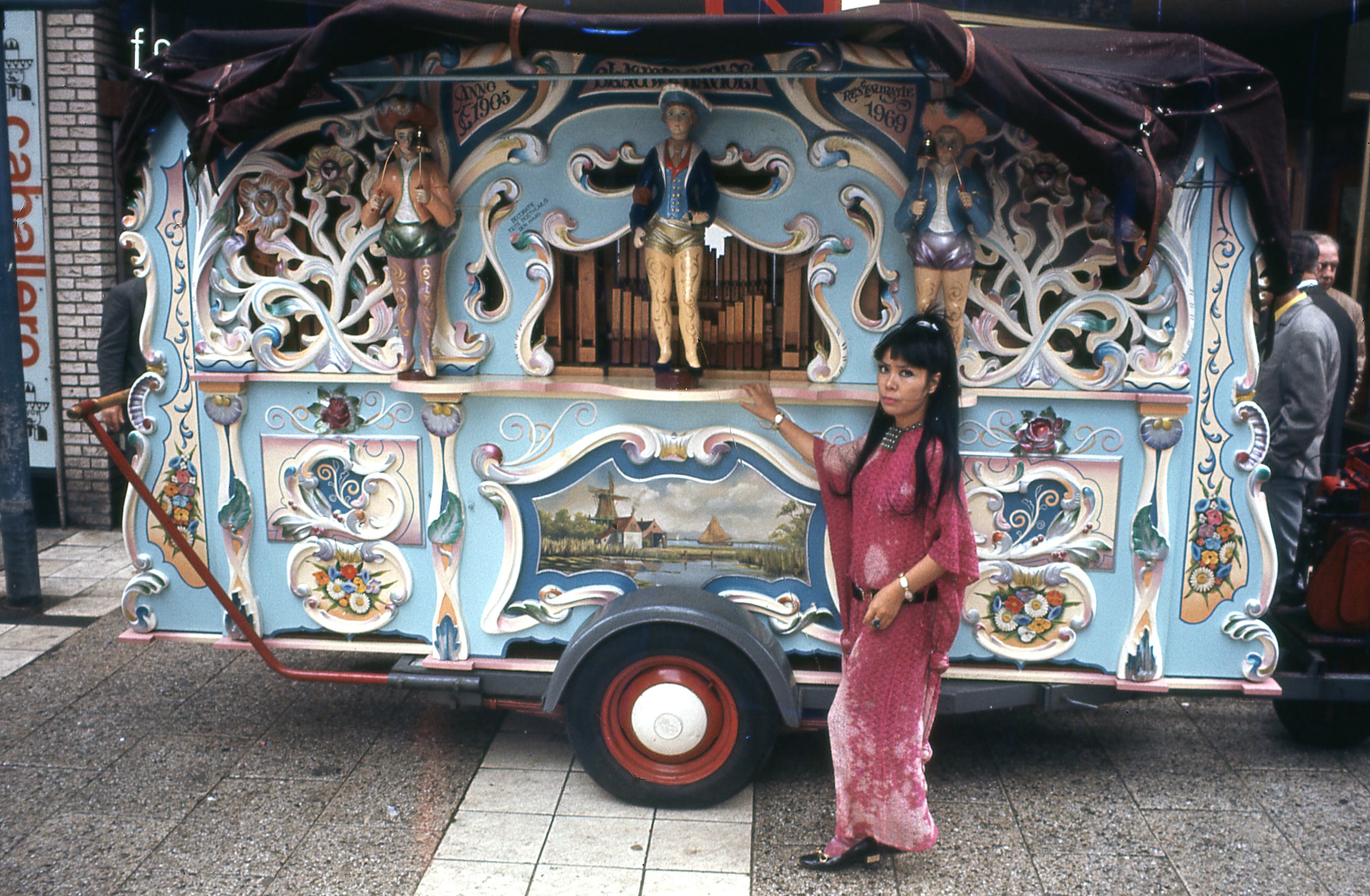 Yayoi Kusama bij een draaiorgel in Amsterdam, 1970.