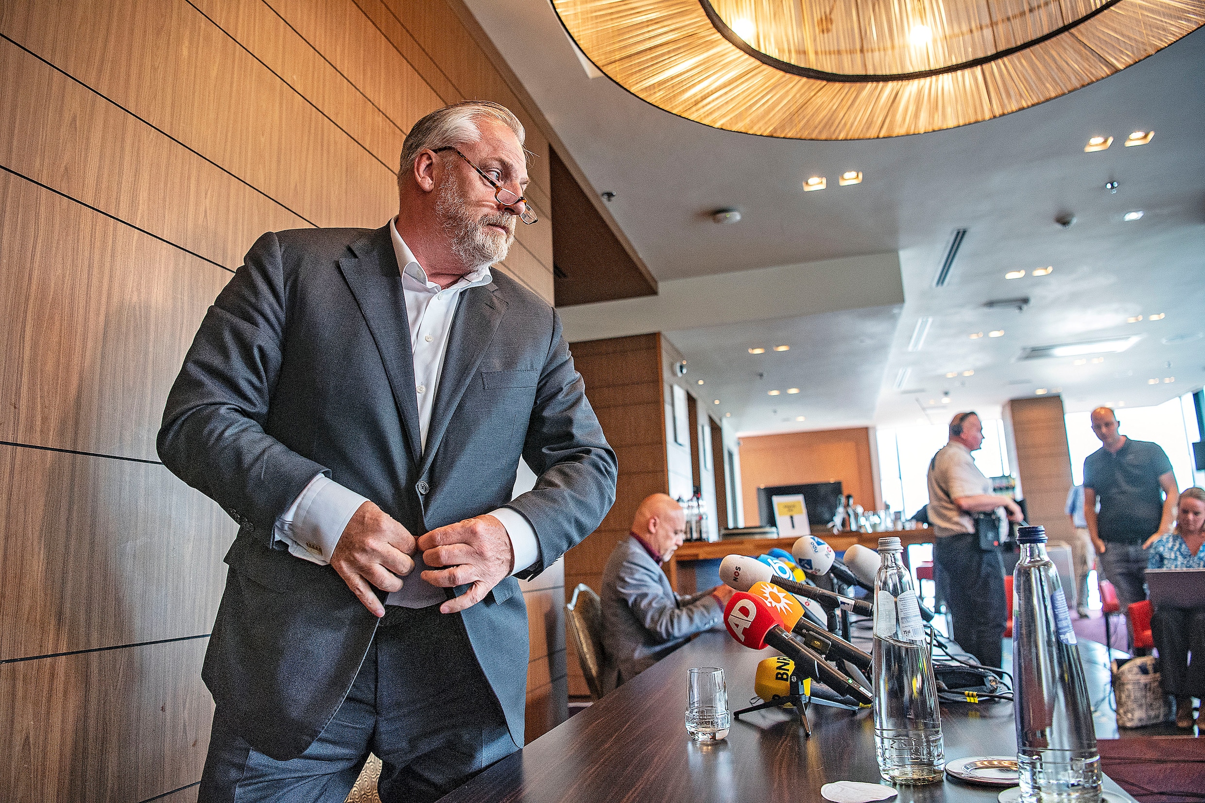 Nabil B.’s advocaten Peter Schouten (voor) en Onno de Jong (achter, aan tafel). Uit vertrouwelijke stukken blijkt dat het OM heeft gedreigd met onaangename en onveilige maatregelen tegen de kroongetuige, zijn familie en zijn advocaten.