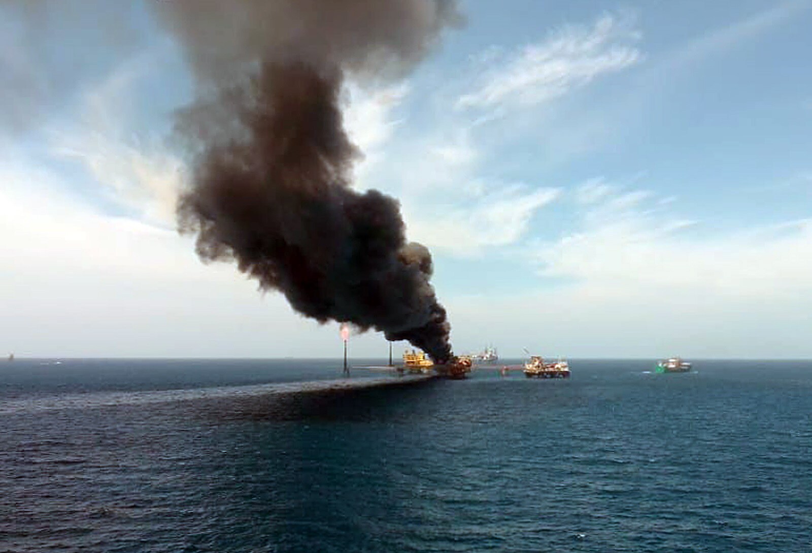 Brandend olieplatform van Petroleos Mexicanos in de Golf van Mexico, 2021.