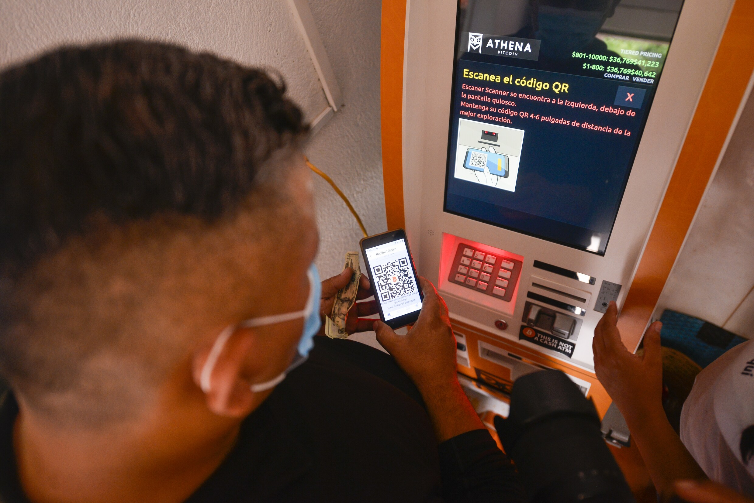 El Salvador lijft dinsdag de bitcoin in als wettig betaalmiddel: speelt het  land met vuur? | de Volkskrant