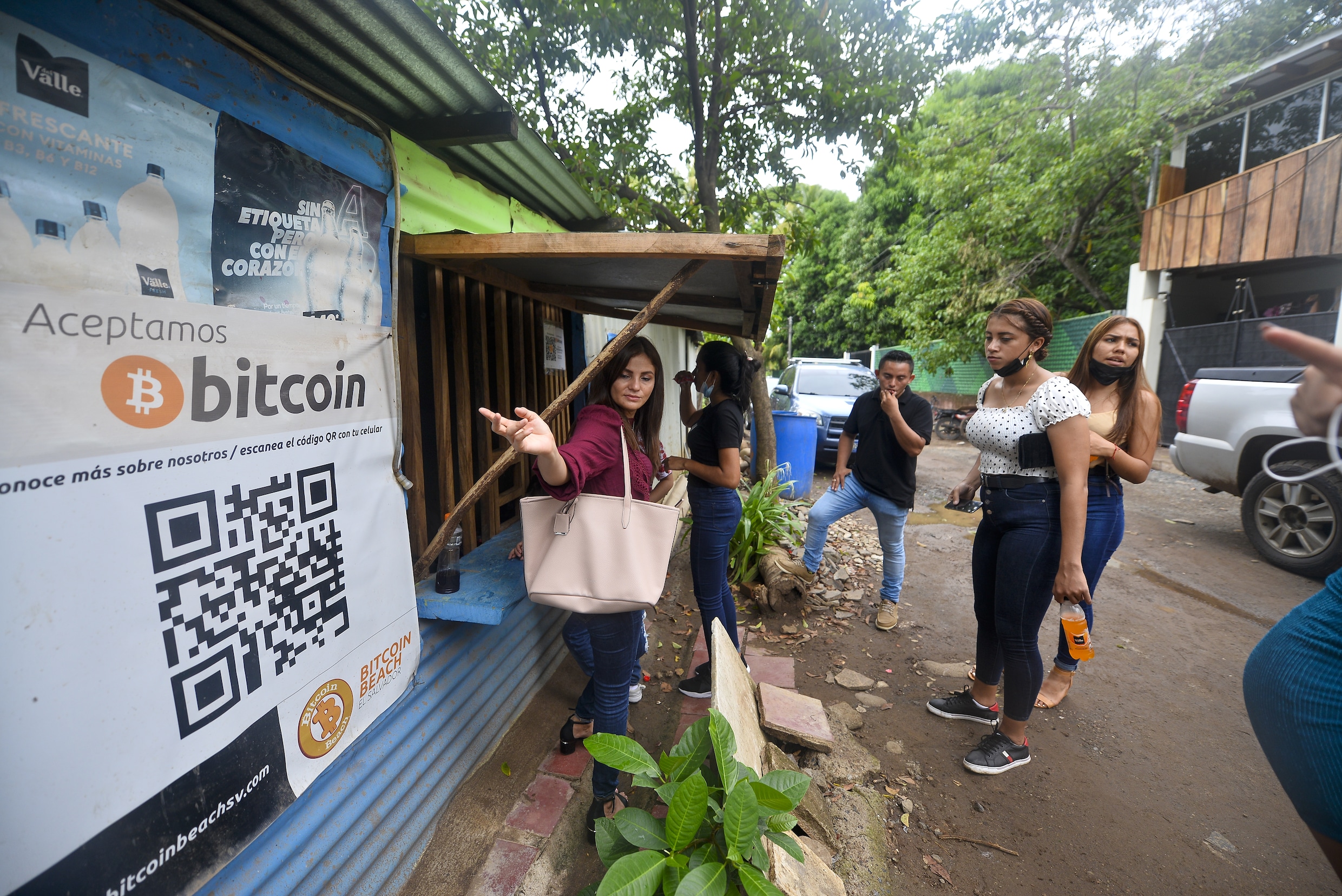 El Salvador lijft dinsdag de bitcoin in als wettig betaalmiddel: speelt het  land met vuur? | de Volkskrant