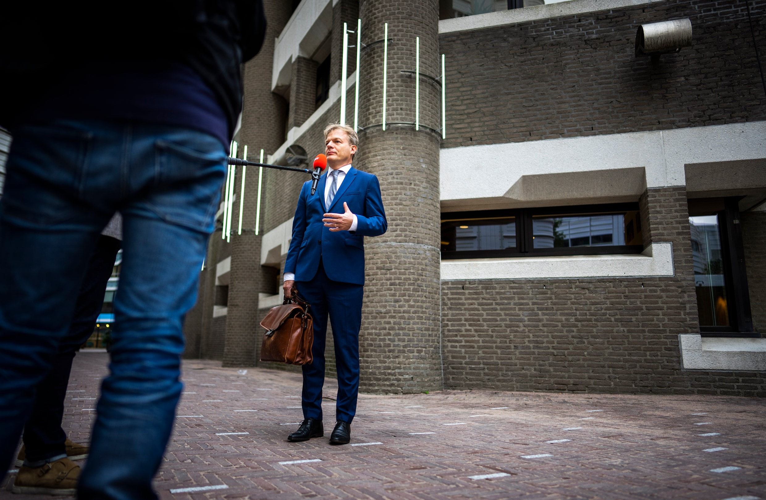 Pieter Omtzigt bij aankomst bij het gebouw van de Tweede Kamer, na een ziekteverlof van ruim 16 weken. Hij 'wilde een bijdrage leveren aan een oplossing voor het tekort aan mondkapjes'.