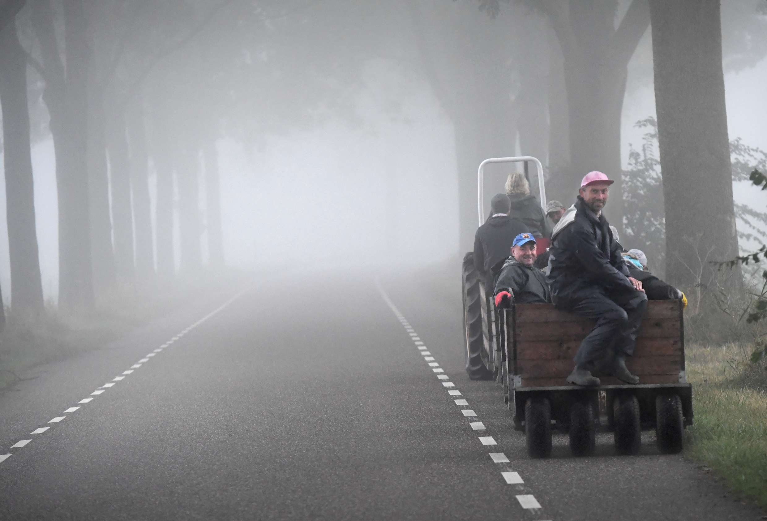 Arbeidsmigranten in Alphen op weg naar hun werk in de appelpluk.
