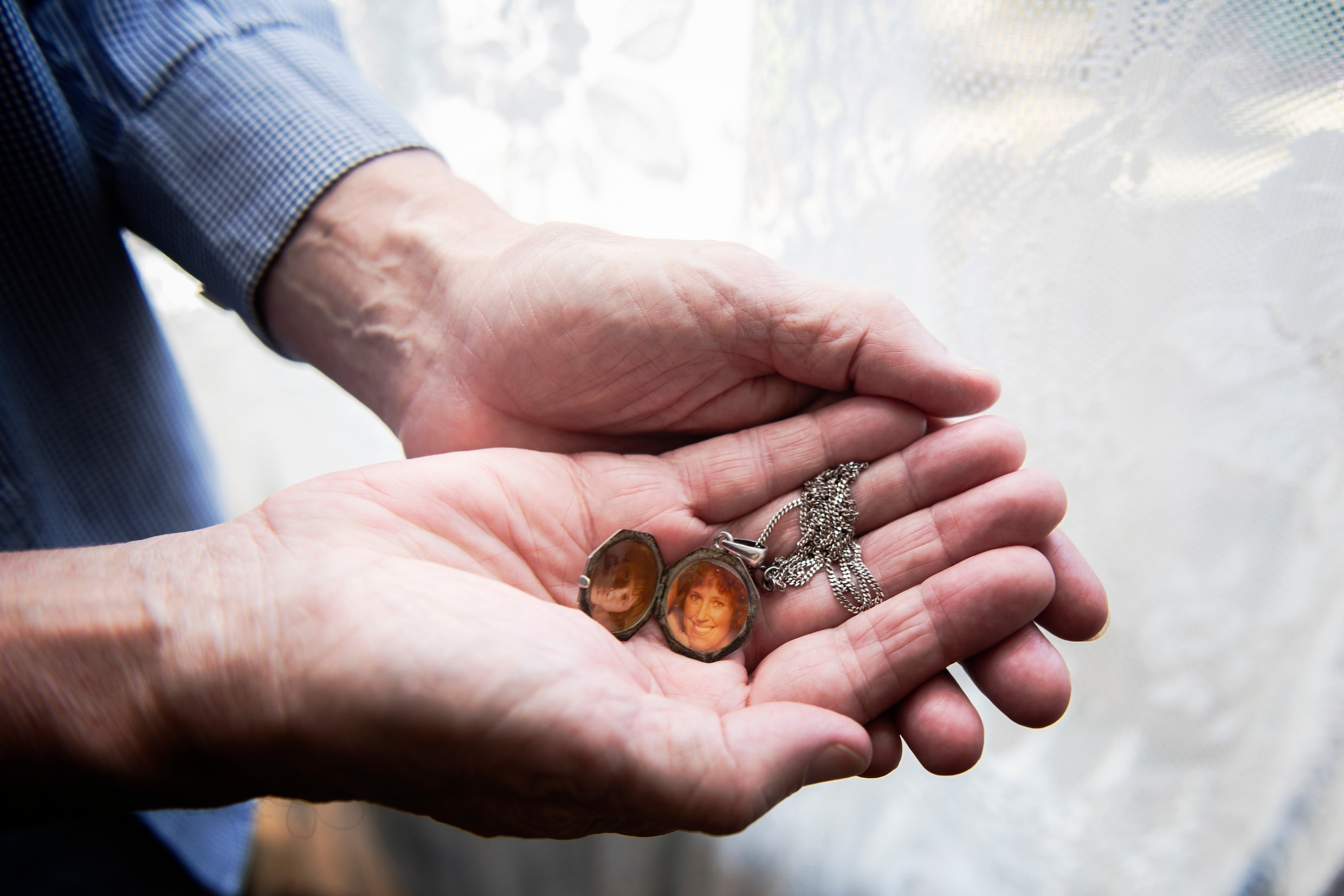 Medaillon met foto’s. Wim van Dijk: ‘Als ik destijds Middel X had gehad, dan had ik mijn vrouw vlak voor haar opname in het verpleeghuis geholpen om te sterven. Dat weet ik wel zeker.’