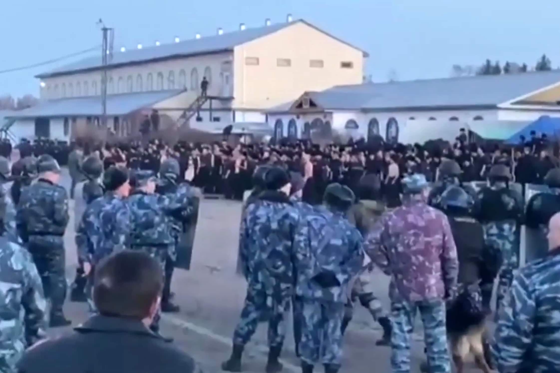 В колонии 19 в суровикино бунт. Бунт в ангарской колонии 2020. Бунт в ик 15 ангарск. Сизо нижневартовск. Ик-6 ангарск.