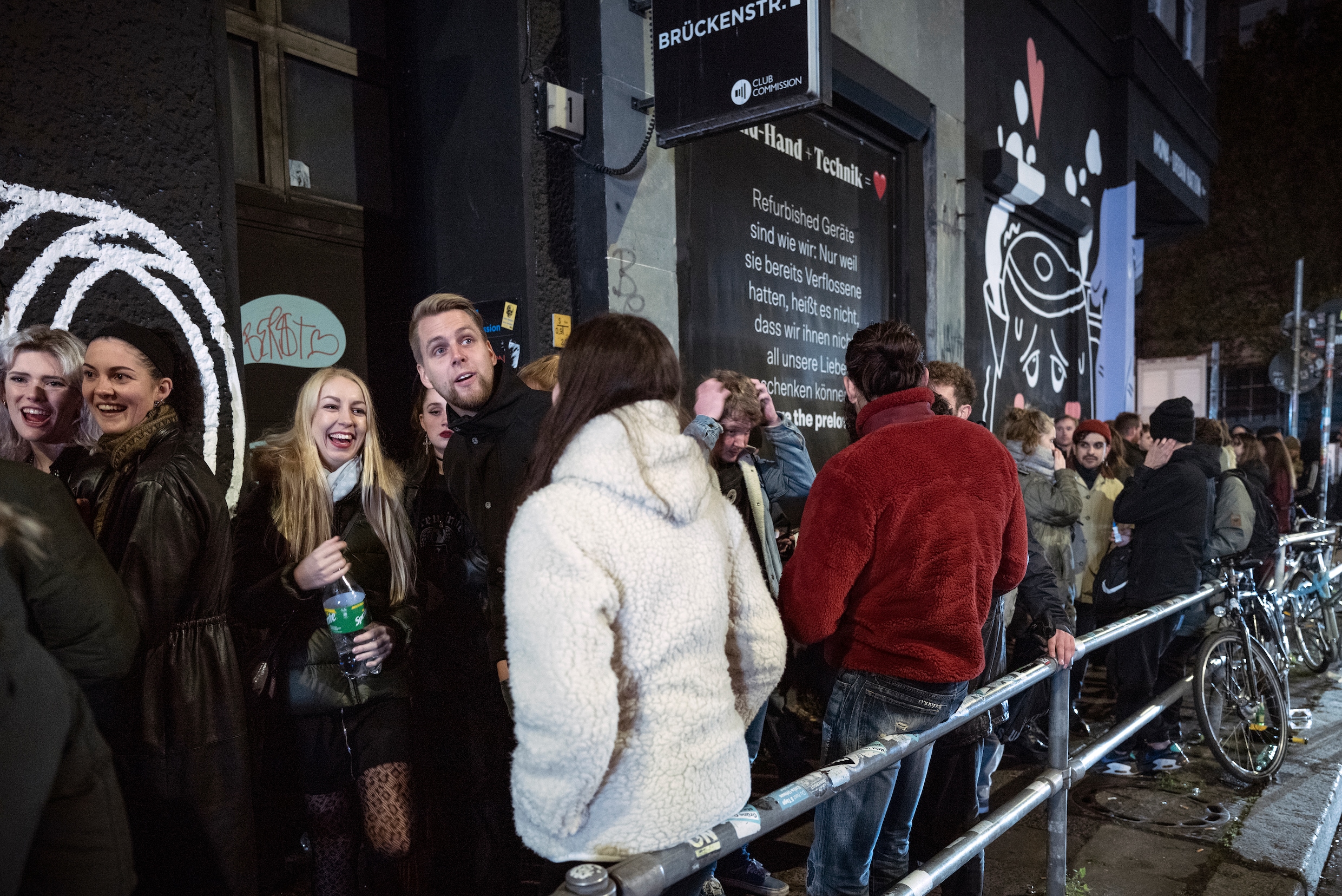 In Berlijn gaan de clubs los, maar alleen voor gevaccineerden | de  Volkskrant