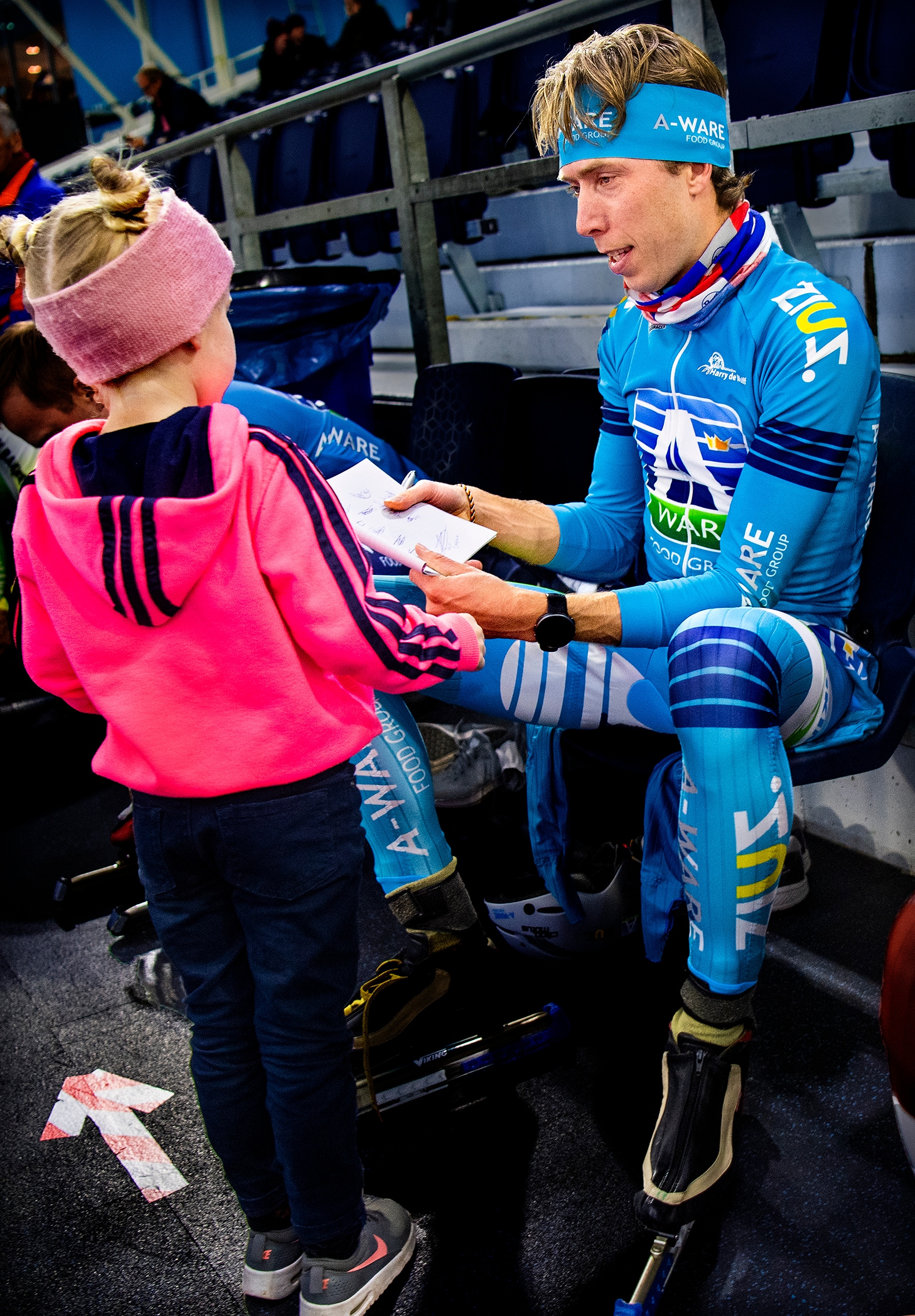 Een meisje vraagt voor de start van de marathon de handtekening aan Jorrit Bergsma.