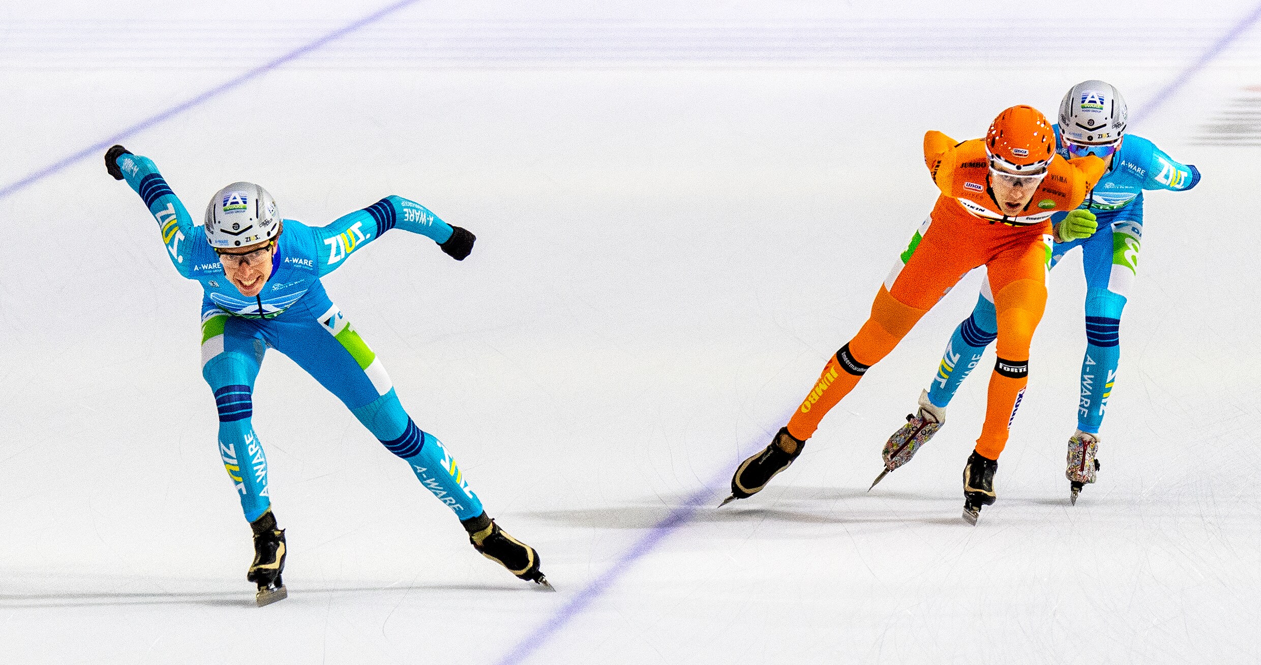 Met nog één ronde te gaan, demarreert Jorrit Bergsma en wint de marathon in Thialf.