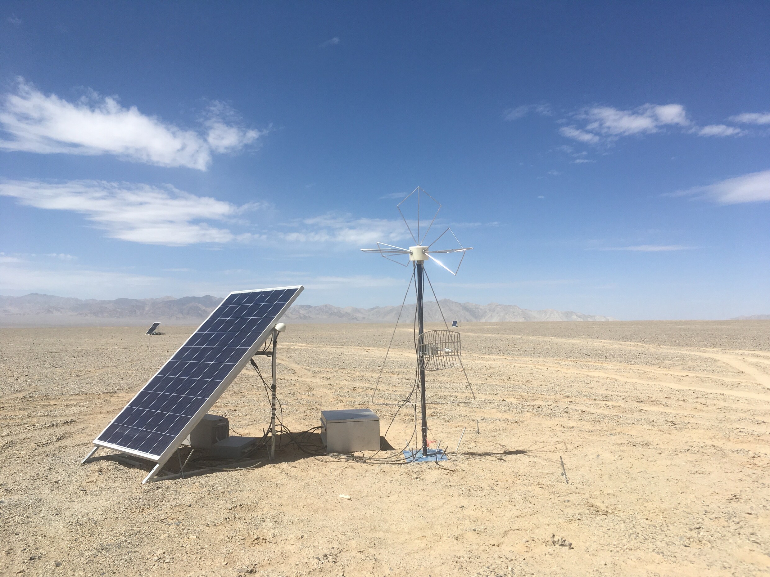 Site Survey op de locatie van GP300: met behulp van snel verplaatsbare antennes is gedurende enkele dagen de achtergrondruis bepaald.