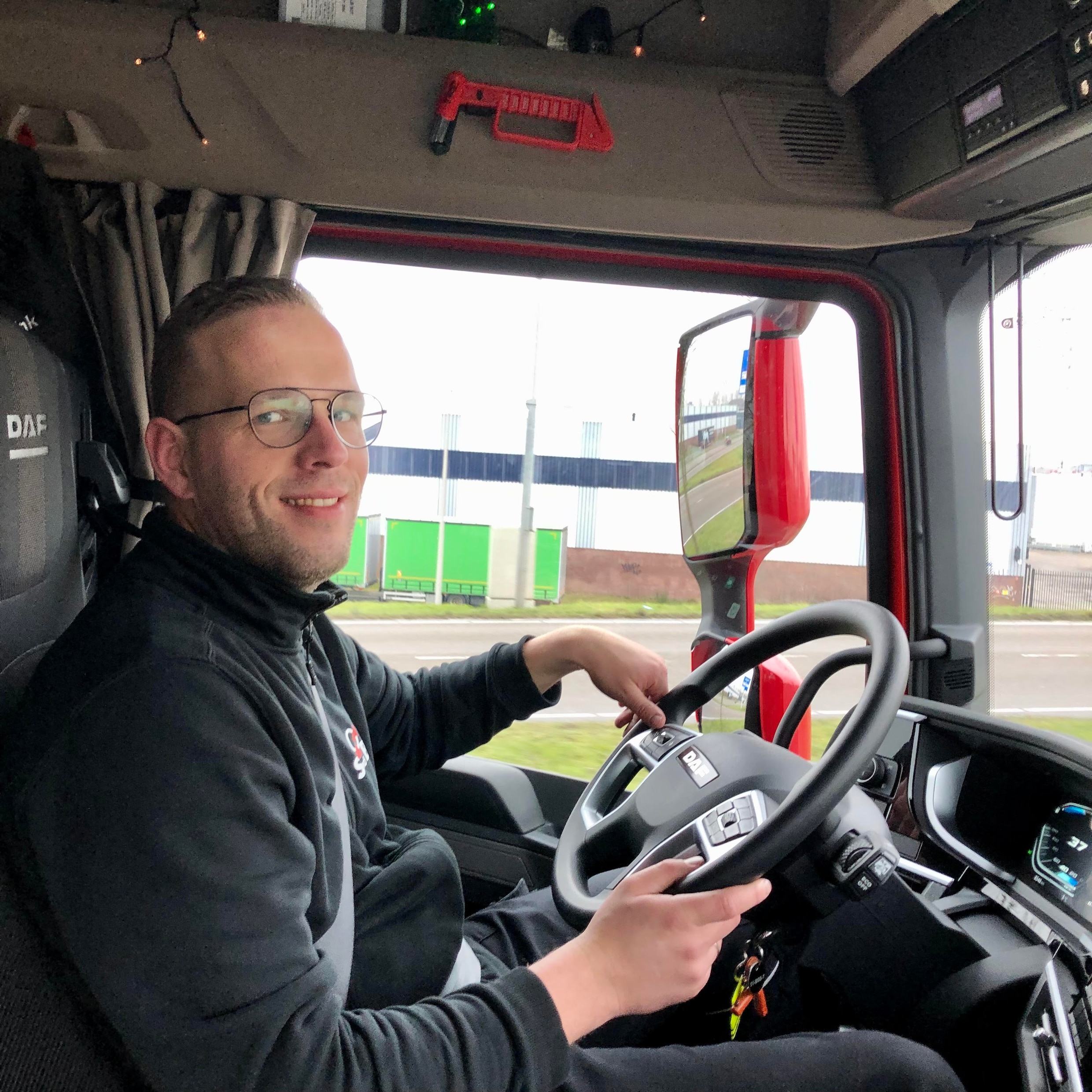 Zeventienduizend truckers gezocht. Die twaalf uur per dag werken, en af ...