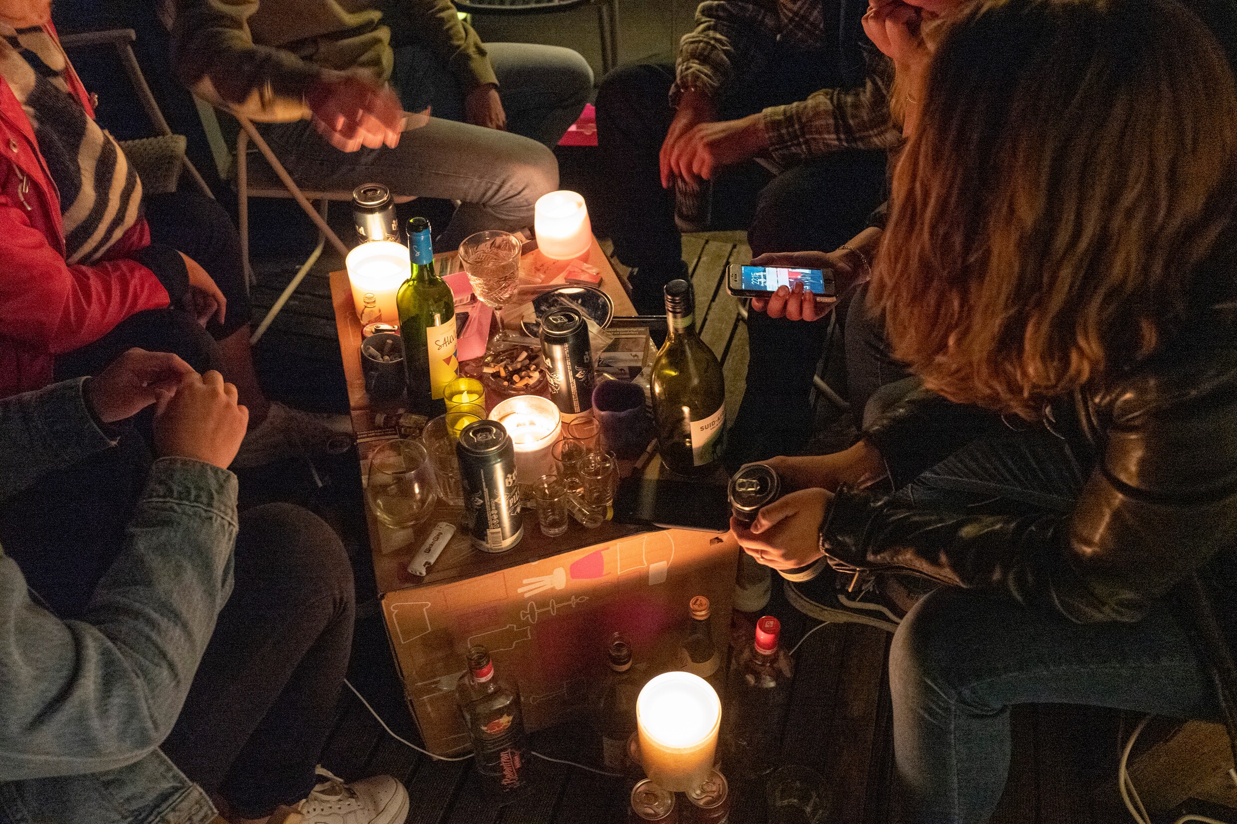 Er is niks te doen met Oud en Nieuw, dus bouwen jongeren hun eigen