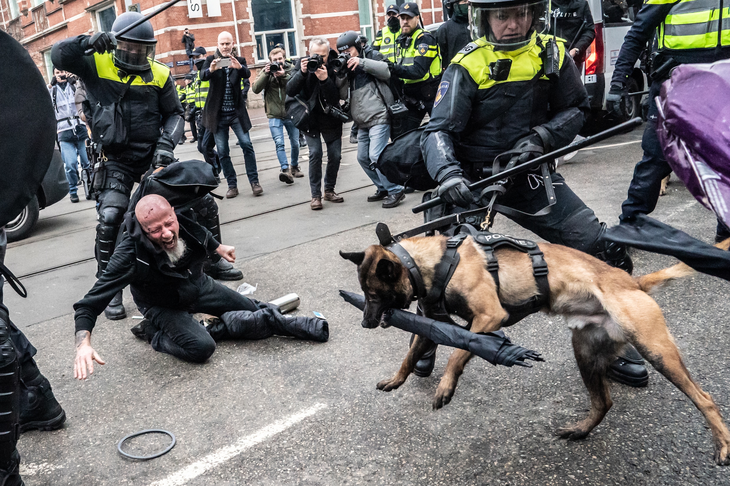 Amsterdam, 2 januari dit jaar: het politieoptreden tijdens een coronabetoging waarvan Nils Melzer een video plaatste op Twitter.