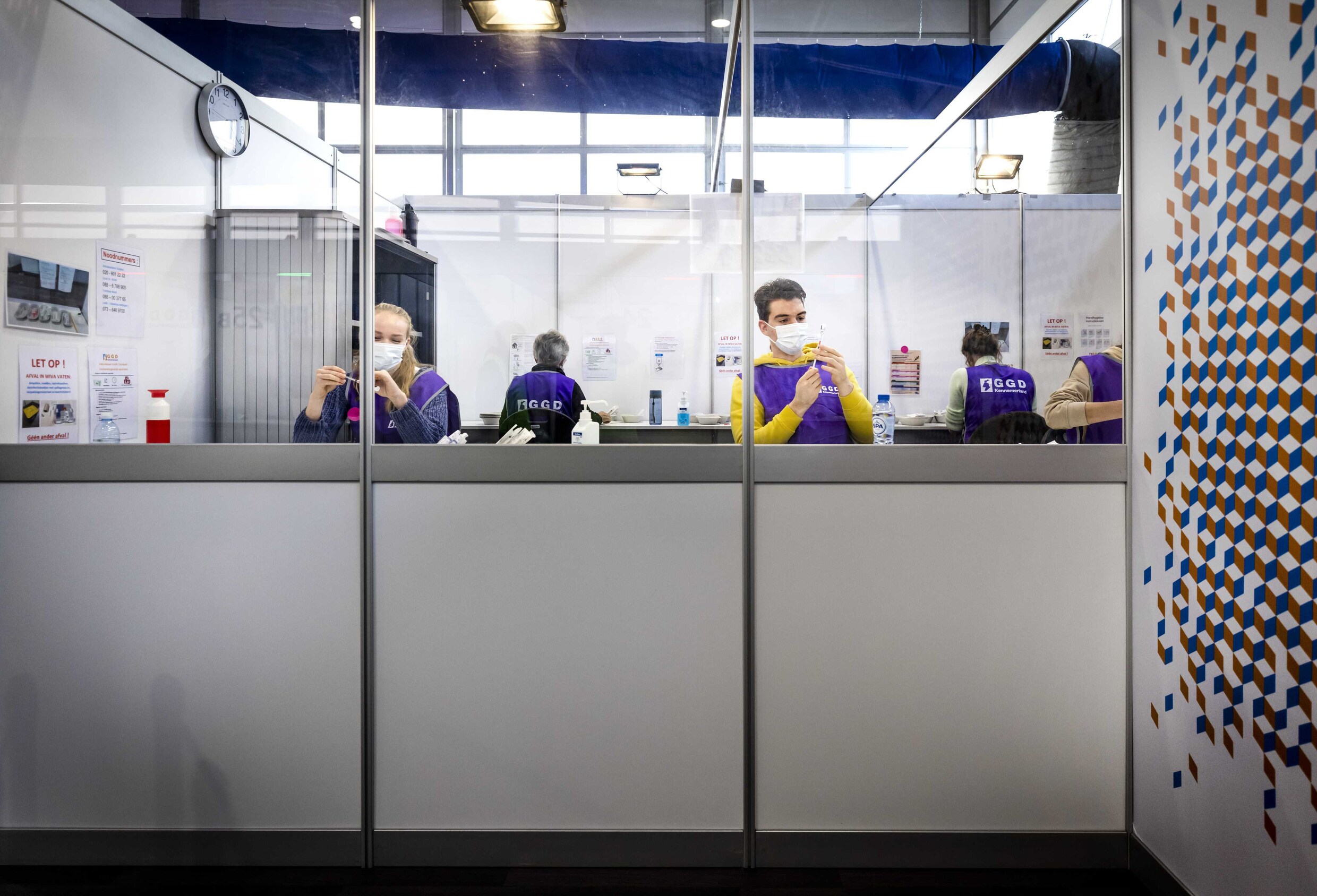 Vaccinaties worden voorbereid op de priklocatie op Schiphol. Inmiddels hebben 4,5 miljoen volwassenen een boosterprik gehad.