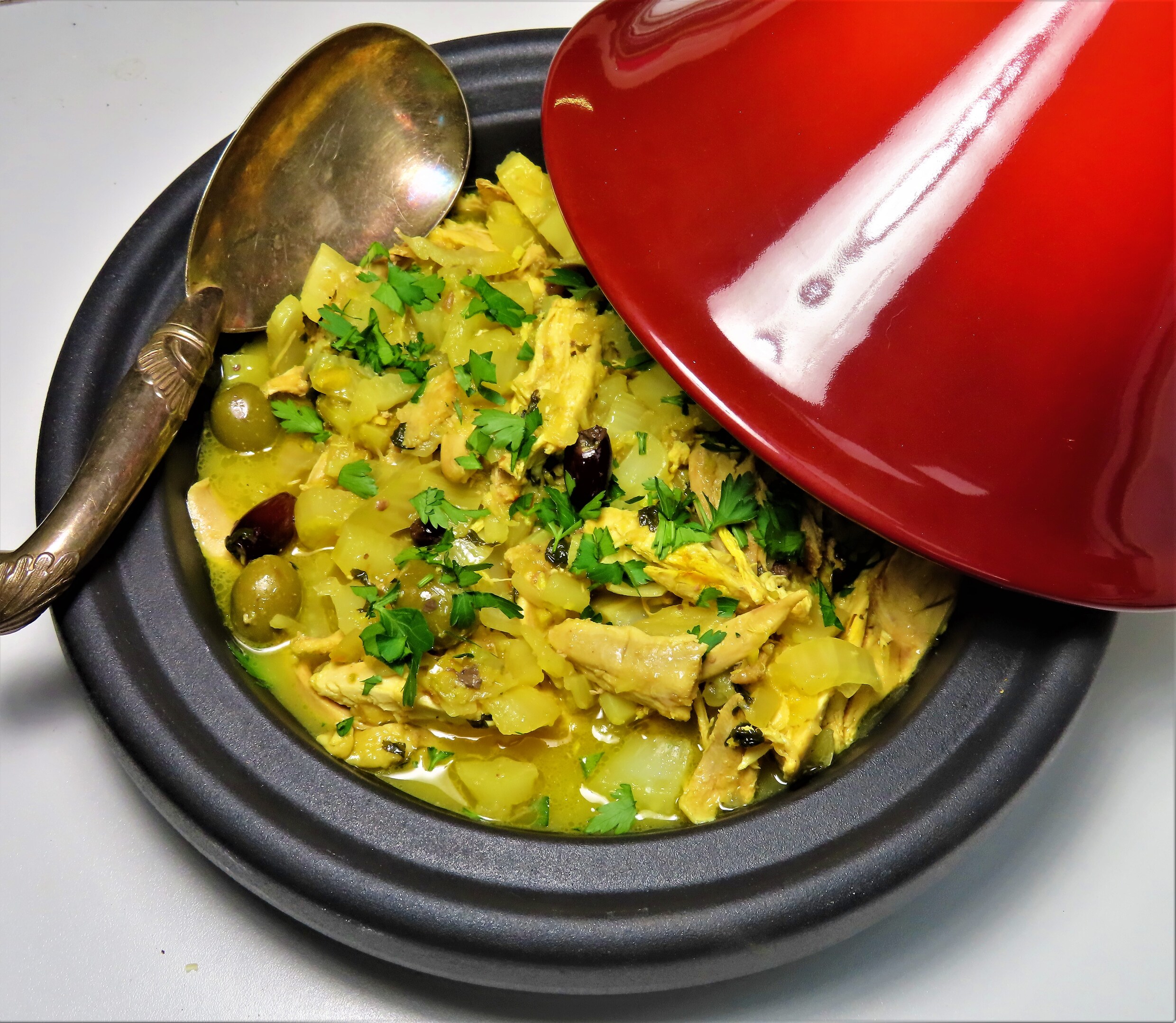 De Volkskeuken Tajine van kip met citroen, venkel en olijven de