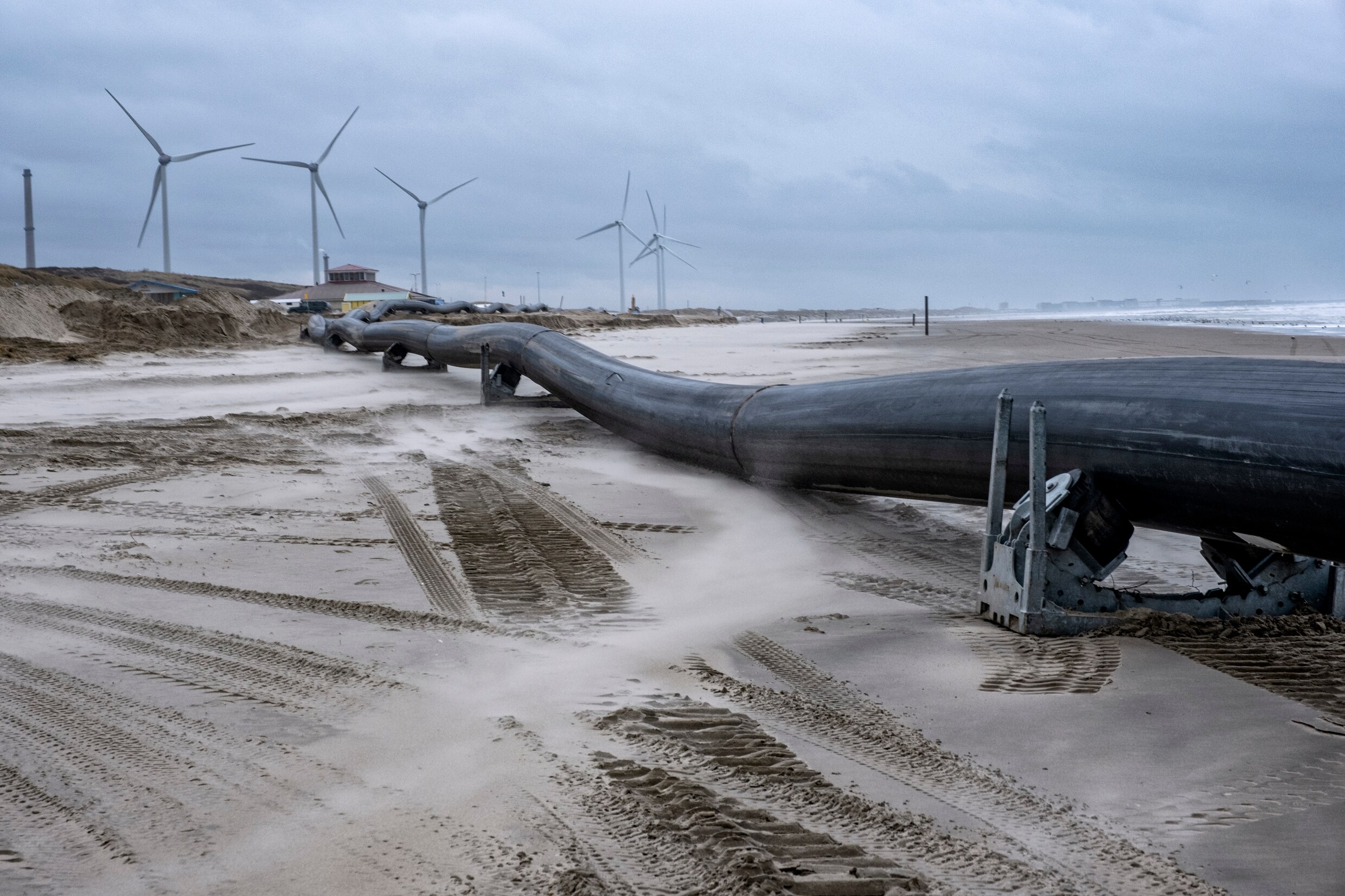 De laatste van de vier buizen voor megatroomkabels op het strand bij Wijk aan Zee, klaar om onder de duinen door te worden getrokken. Dat gebeurde zaterdagmiddag.
