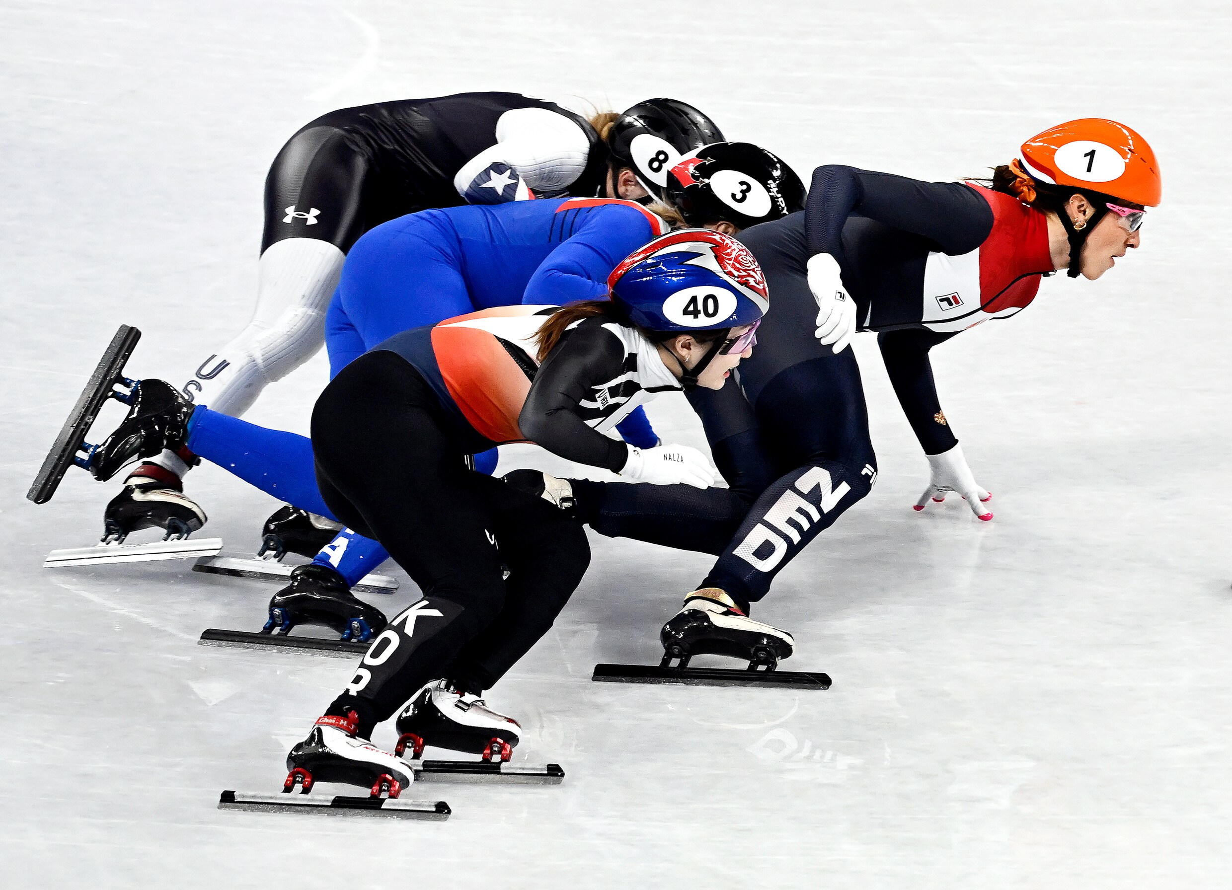 Suzanne Schulting bleef haar tegenstanders vrijdag net voor op de 1.000 meter shorttrack en won goud.