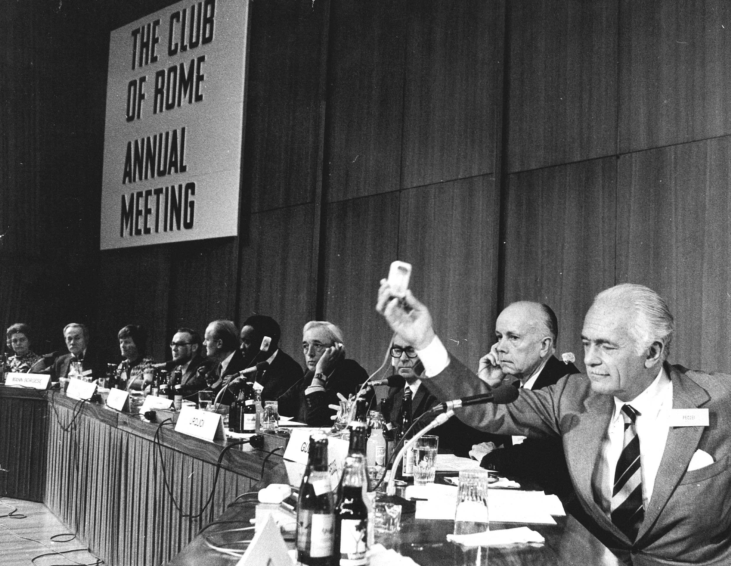 Bijeenkomst van de Club van Rome in 1974 in West-Berlijn. Rechts oprichter Aurelio Peccei.