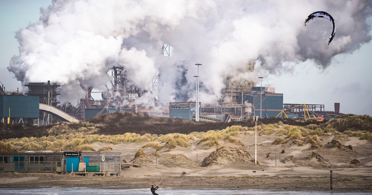 Een sigaret opsteken onder de rook van Tata Steel? Liever niet, zegt de gemeente Beverwijk