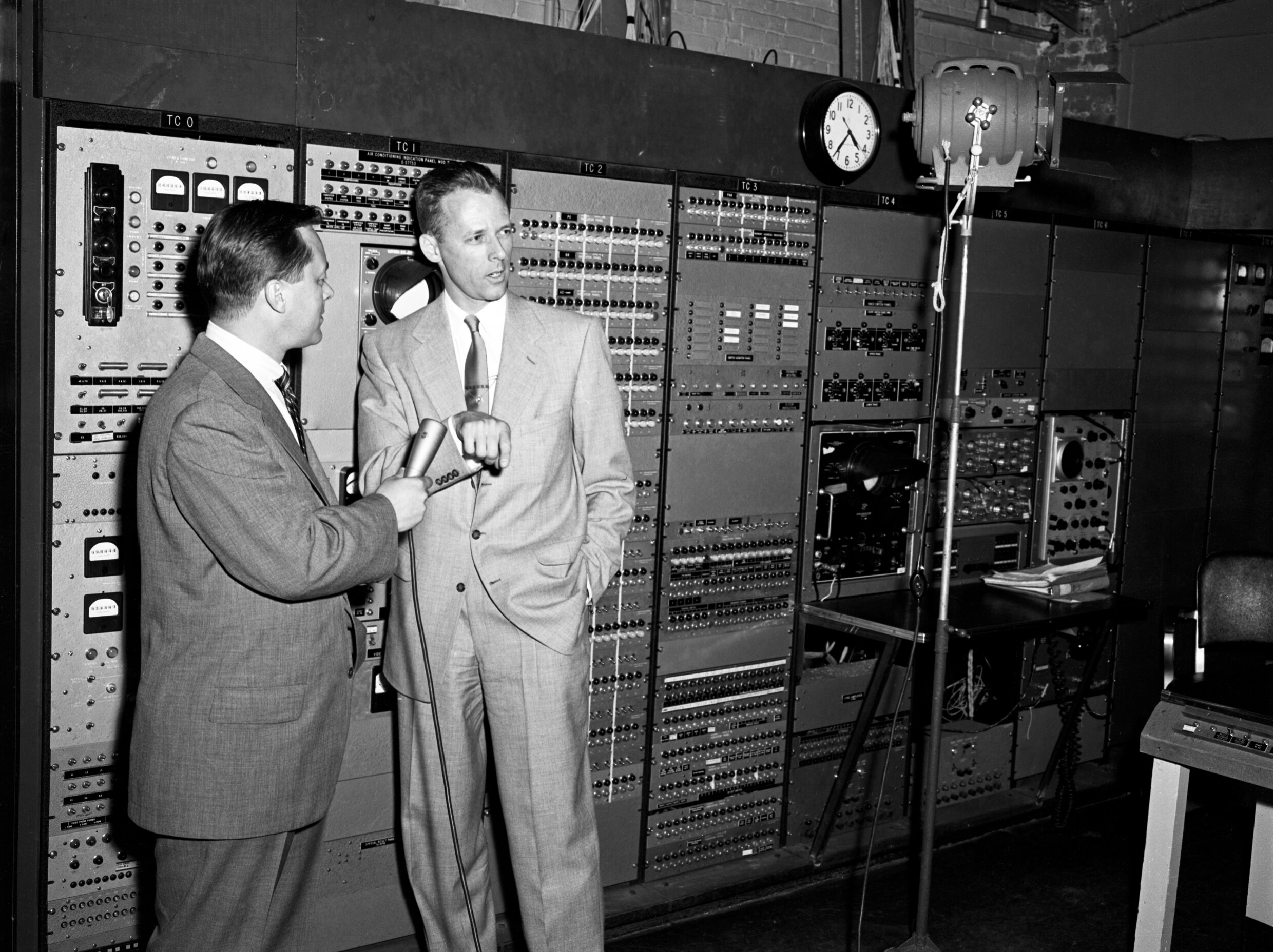 CBS-presentator Charles Romine praat met Jay W. Forrester, hoofd van het computerlab aan MIT. Ze staan in Cambridge voor de Whirlwind I, destijds (mei 1954) een supersnelle computer.