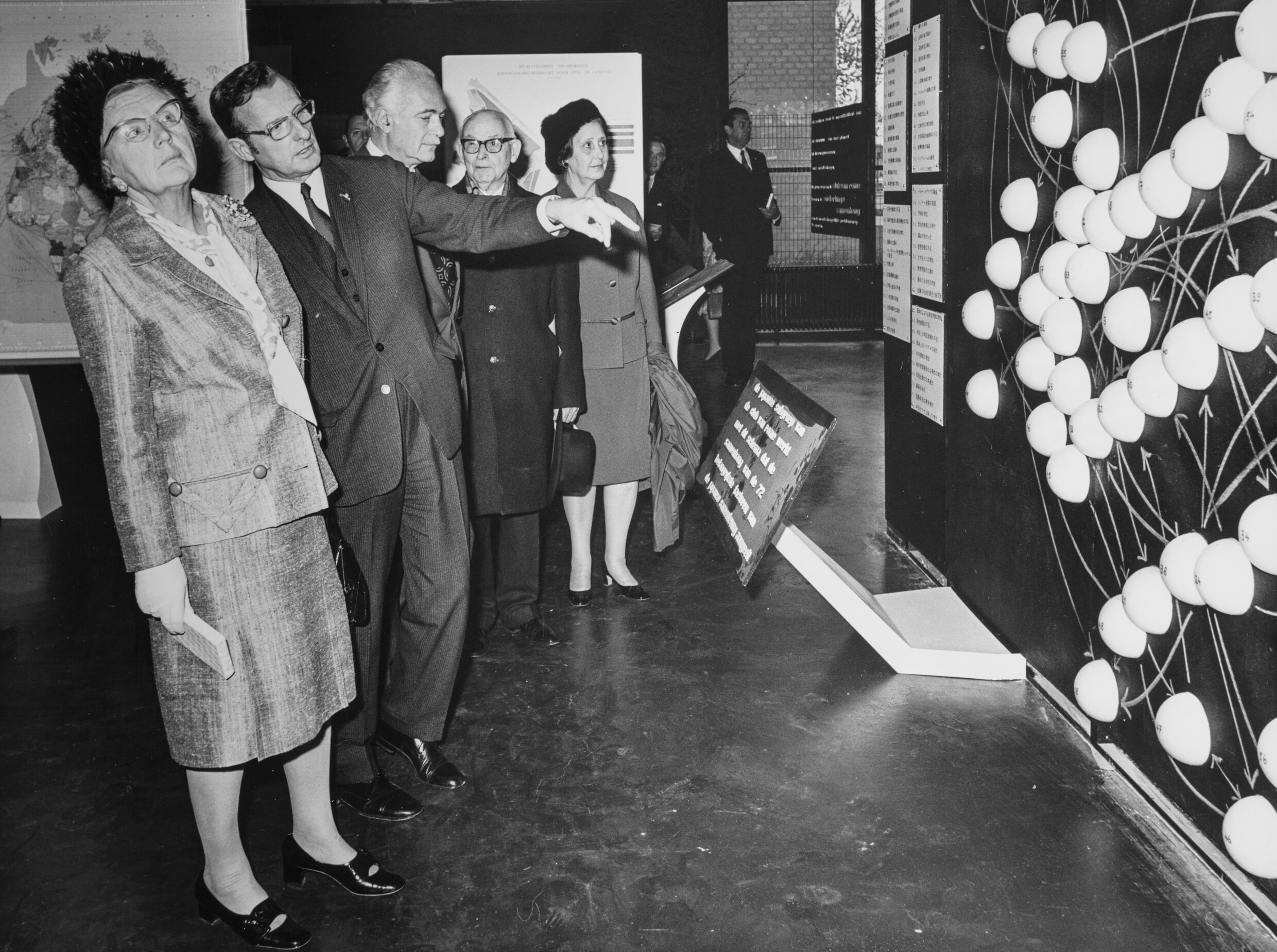 Koningin Juliana kijkt bij een werk uit de tentoonstelling Begrens de groei, georganiseerd naar aanleiding van het rapport van de Club van Rome. Naast haar Frits Böttcher, mede-oprichter en erelid van de Club van Rome. Later werd Böttcher klimaatscepticus.