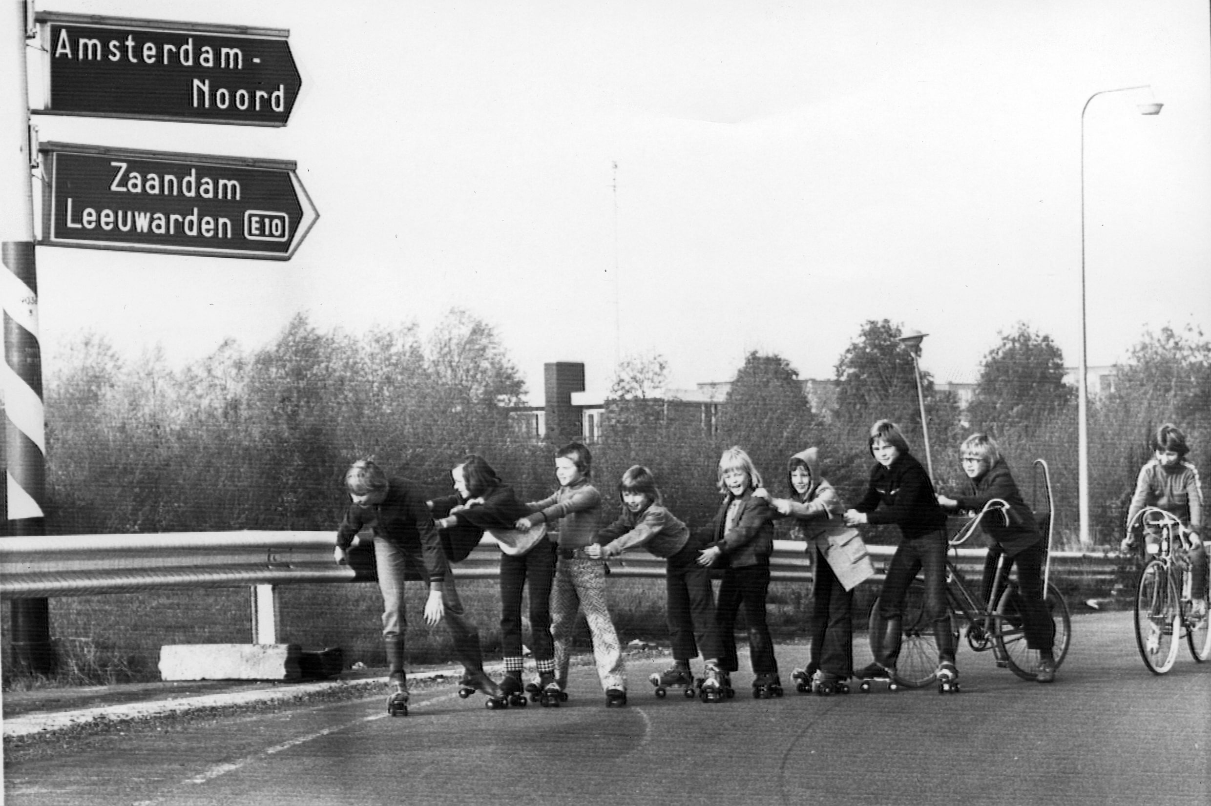 Kinderen op rolschaatsen op een autoweg bij Amsterdam tijdens autoloze zondag, 4 november 1973. De autoloze zondag werd ingevoerd door het kabinet-Den Uyl vanwege de oliecrisis.