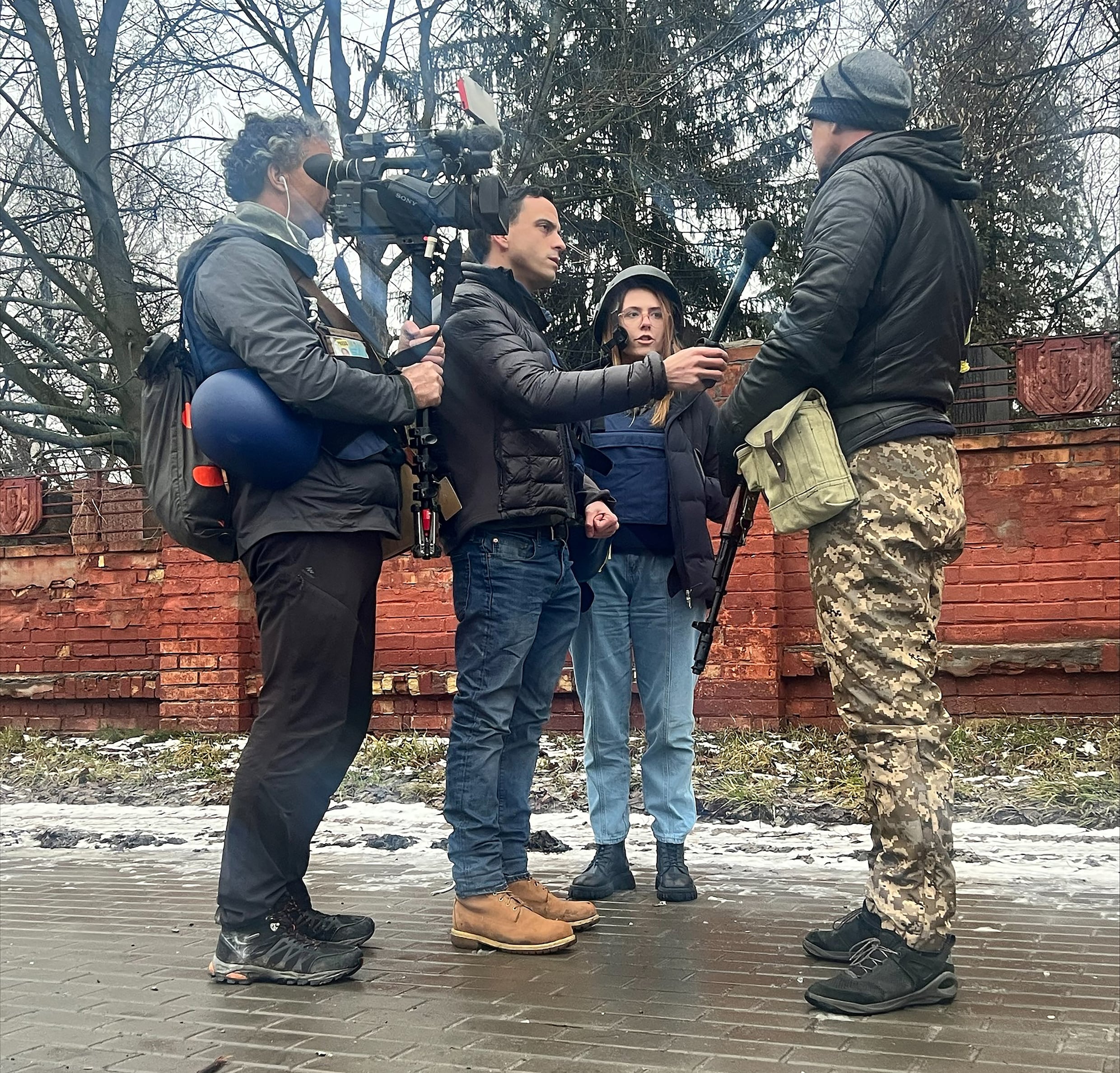 Fox News journalist Oleksandra Kuvshynova aan het werk in Oekraïne. Ze kwam dit jaar om toen de auto waarin ze reed, werd beschoten.