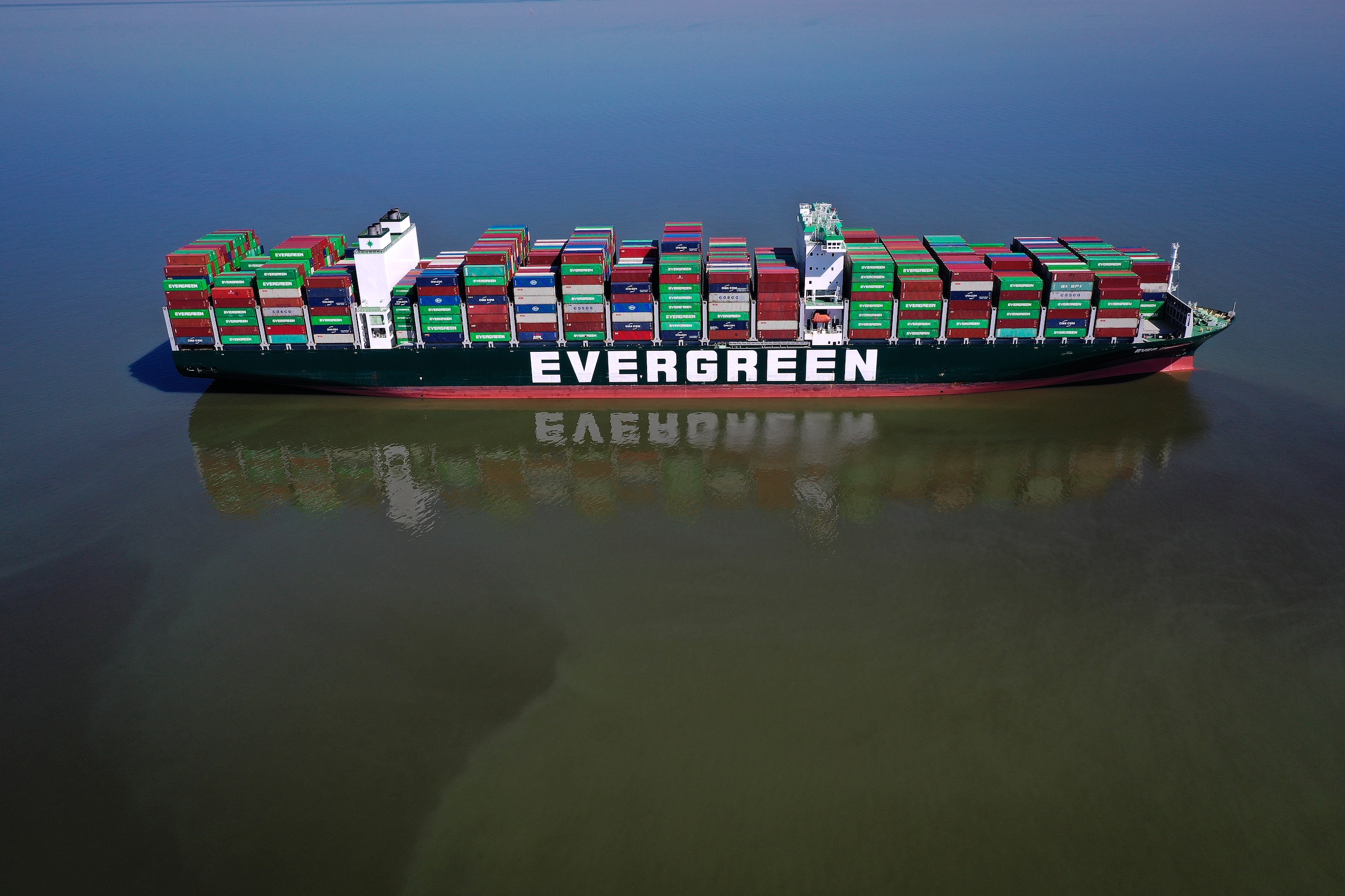 En weer raakt een grote boot van Evergreen in de problemen, en weer mag  Boskalis komen slepen | de Volkskrant