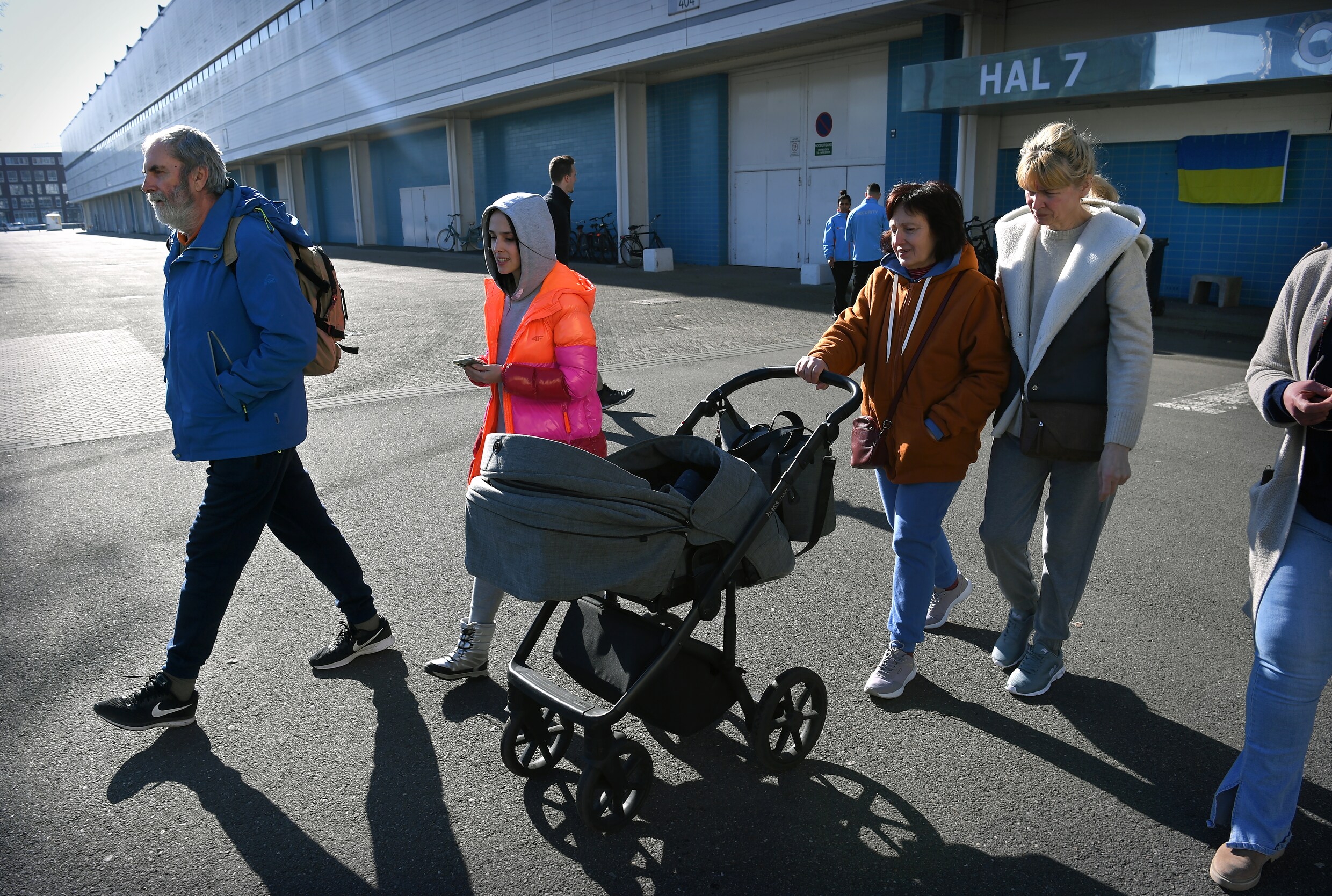 Een familie verlaat de opvang voor Oekraïense vluchtelingen in de Jaarbeurs in Utrecht. Een taxi staat klaar.