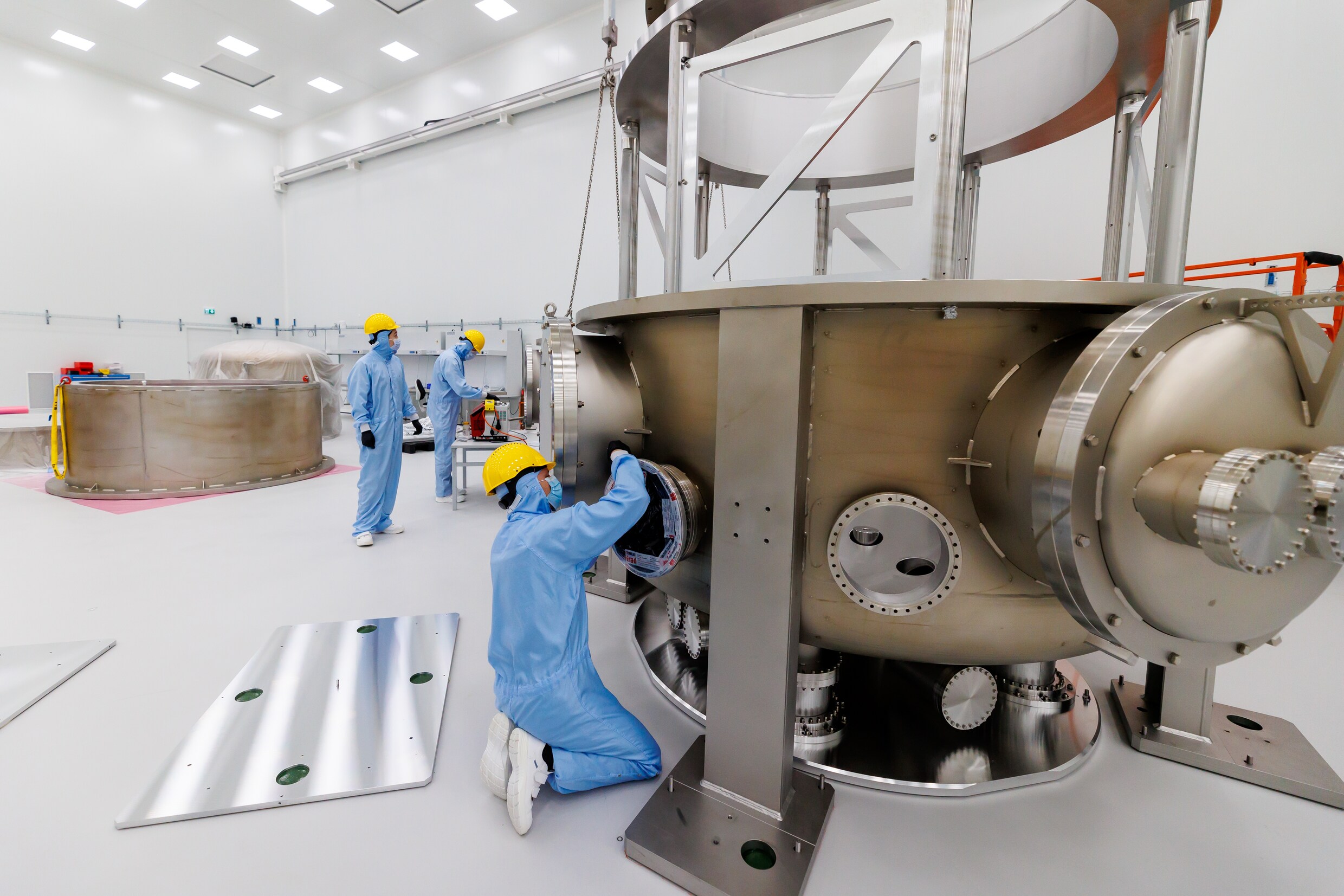 Monteurs werken in de stofvrije ruimte in het nieuwe onderzoekslaboratorium van de Universiteit Maastricht waar een prototype van de Einstein Telescoop wordt gebouwd.