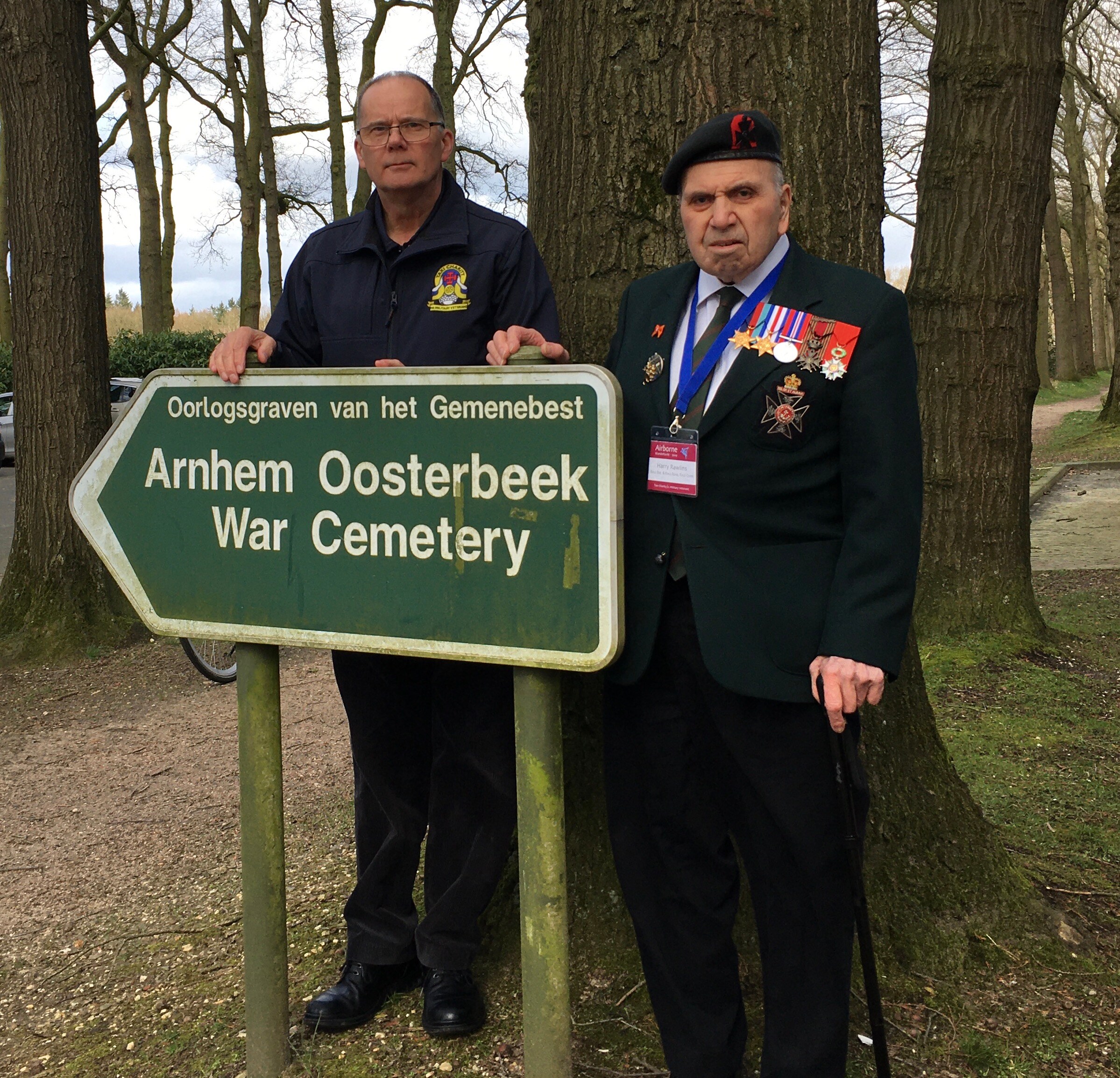 Britse oorlogsveteranen komen met de Londense taxi naar Wageningen | de ...