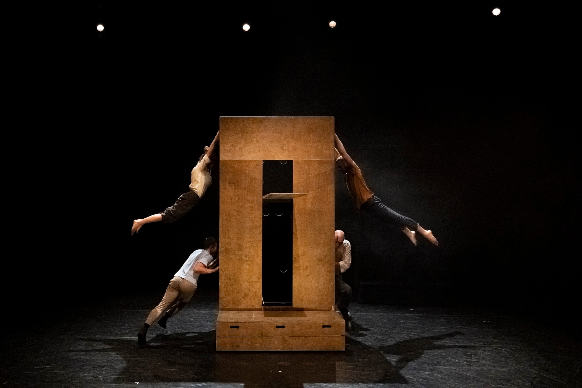 speels-voetjongleren-door-watervlugge-acrobaten-van-eia-de-openingsact