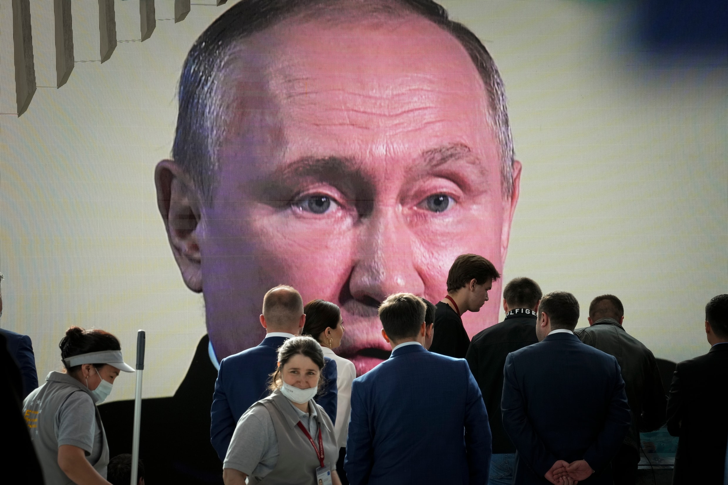 Russische raketten verwoesten Oekraïens brandstofdepot • Kremlin: bijna 2 miljoen mensen uit Oekraïne naar Rusland 'gebracht' | de Volkskrant