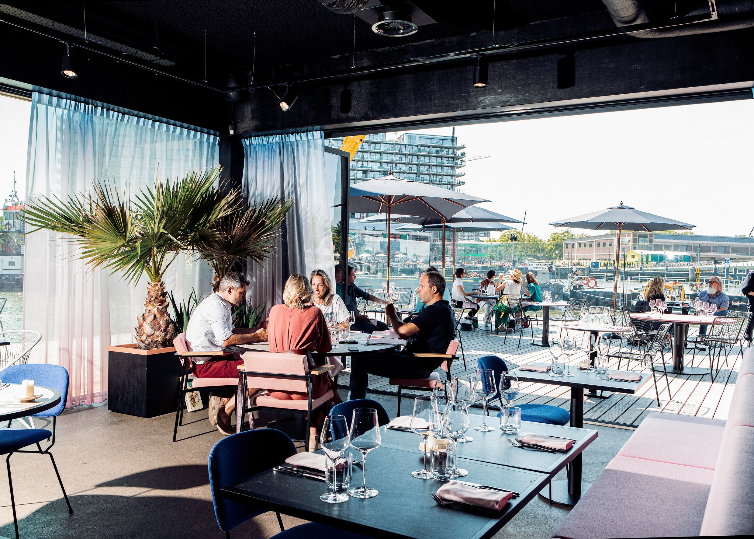 Vlak Bij De Hoerenloper En Naast Het Zwembad Hoe Zomers Wil Je Eten 