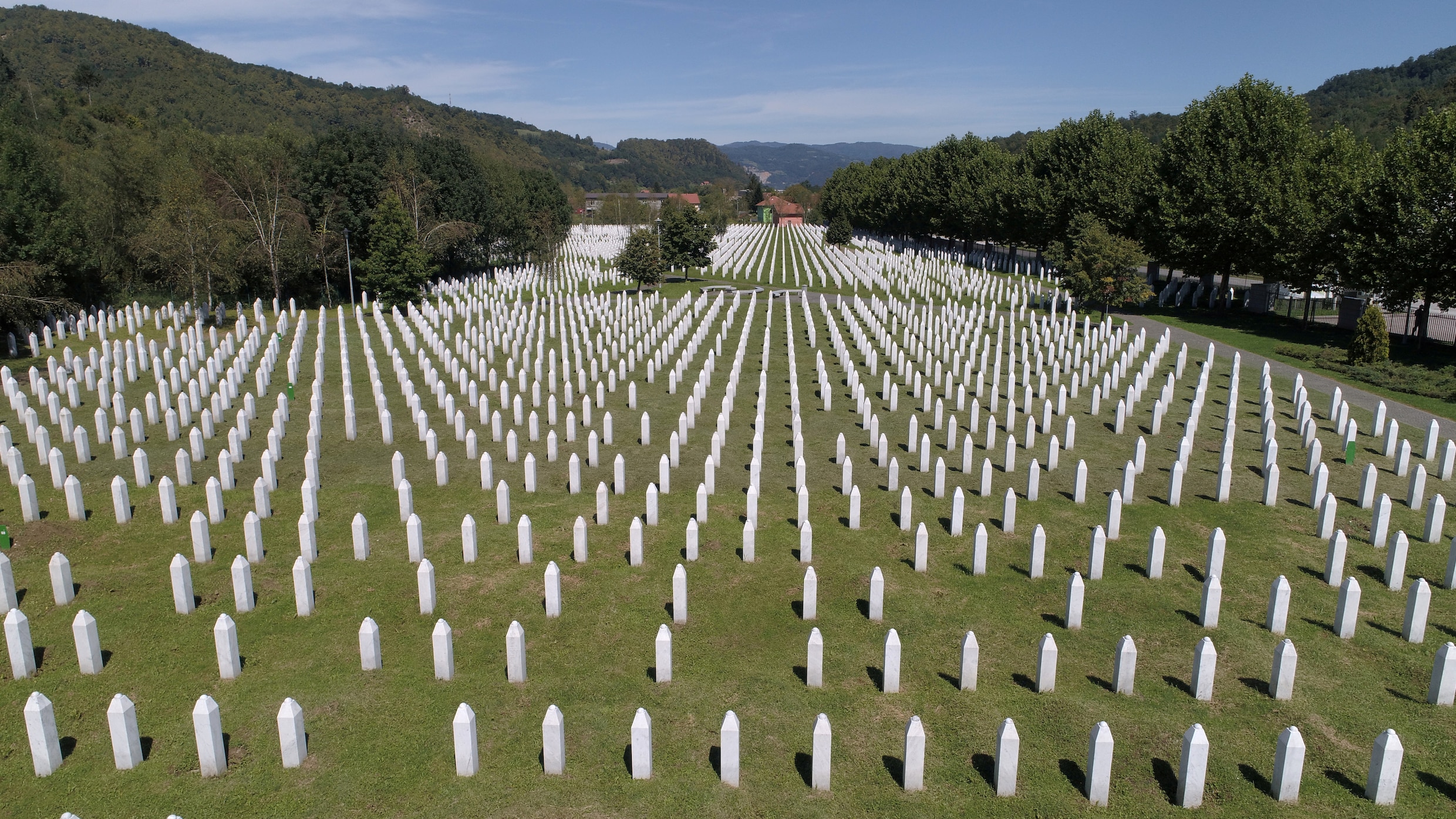 De begraafplaats bij het Srebrenica-Potocari Genocide Herdenkingscentrum waar veel van de slachtoffers van de massamoord begraven zijn.