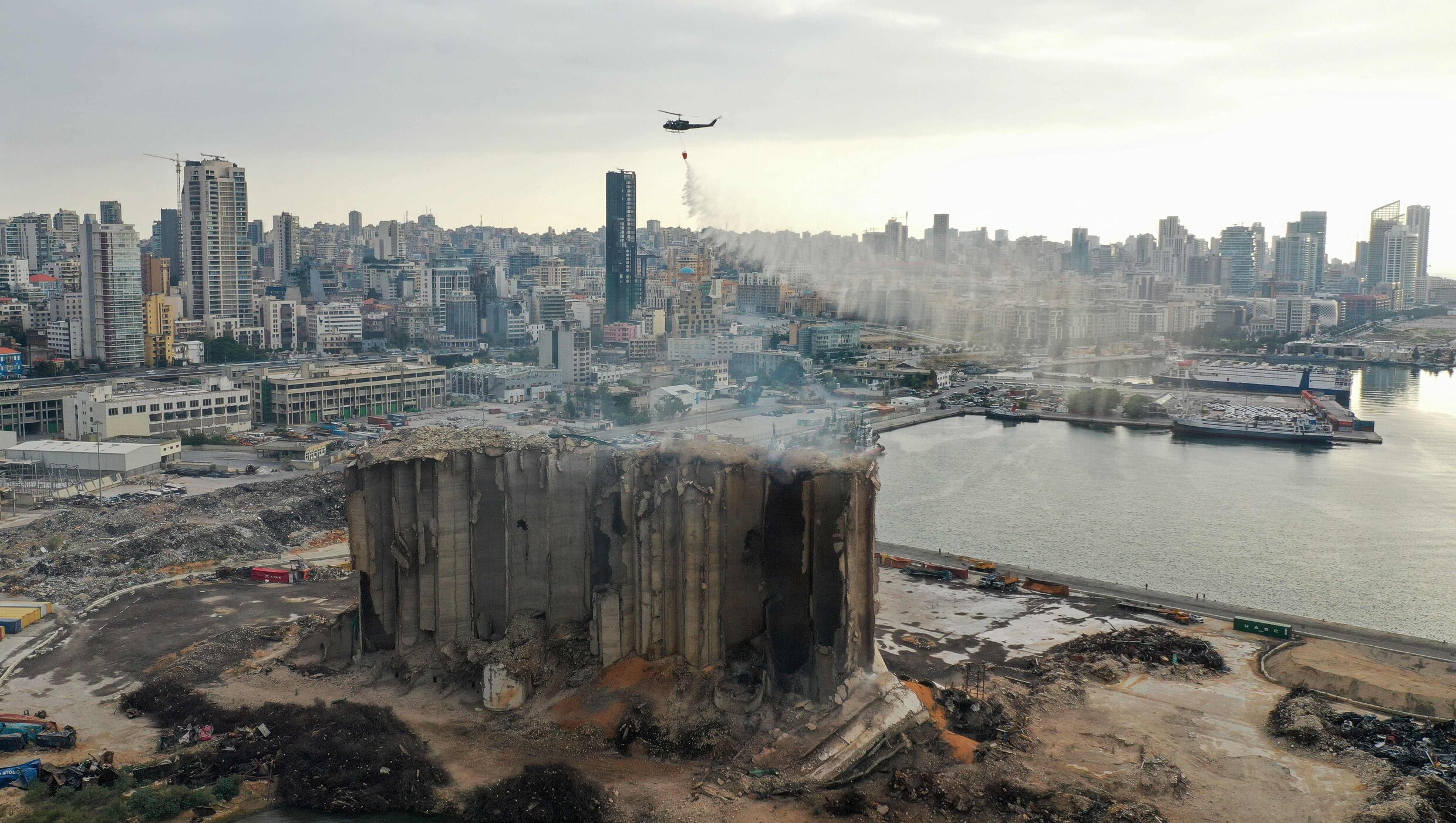Oud-premier Libanon aangeklaagd voor moord vanwege explosie in haven ...