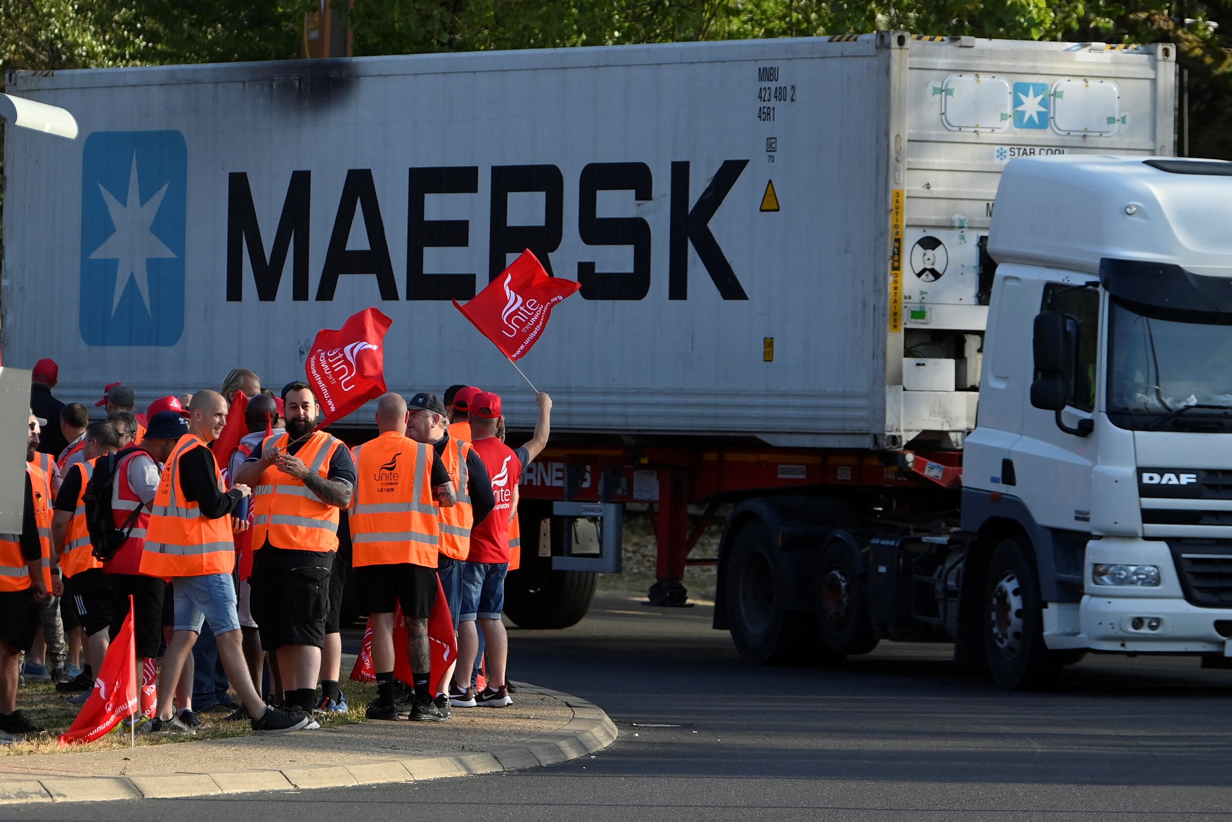 Britse havenarbeiders staken acht dagen en eisen hogere lonen | de ...