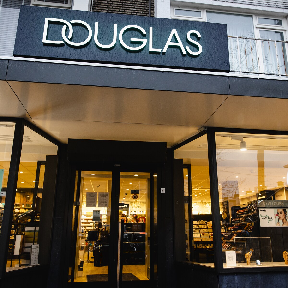 Douglas cosmetics outlet
