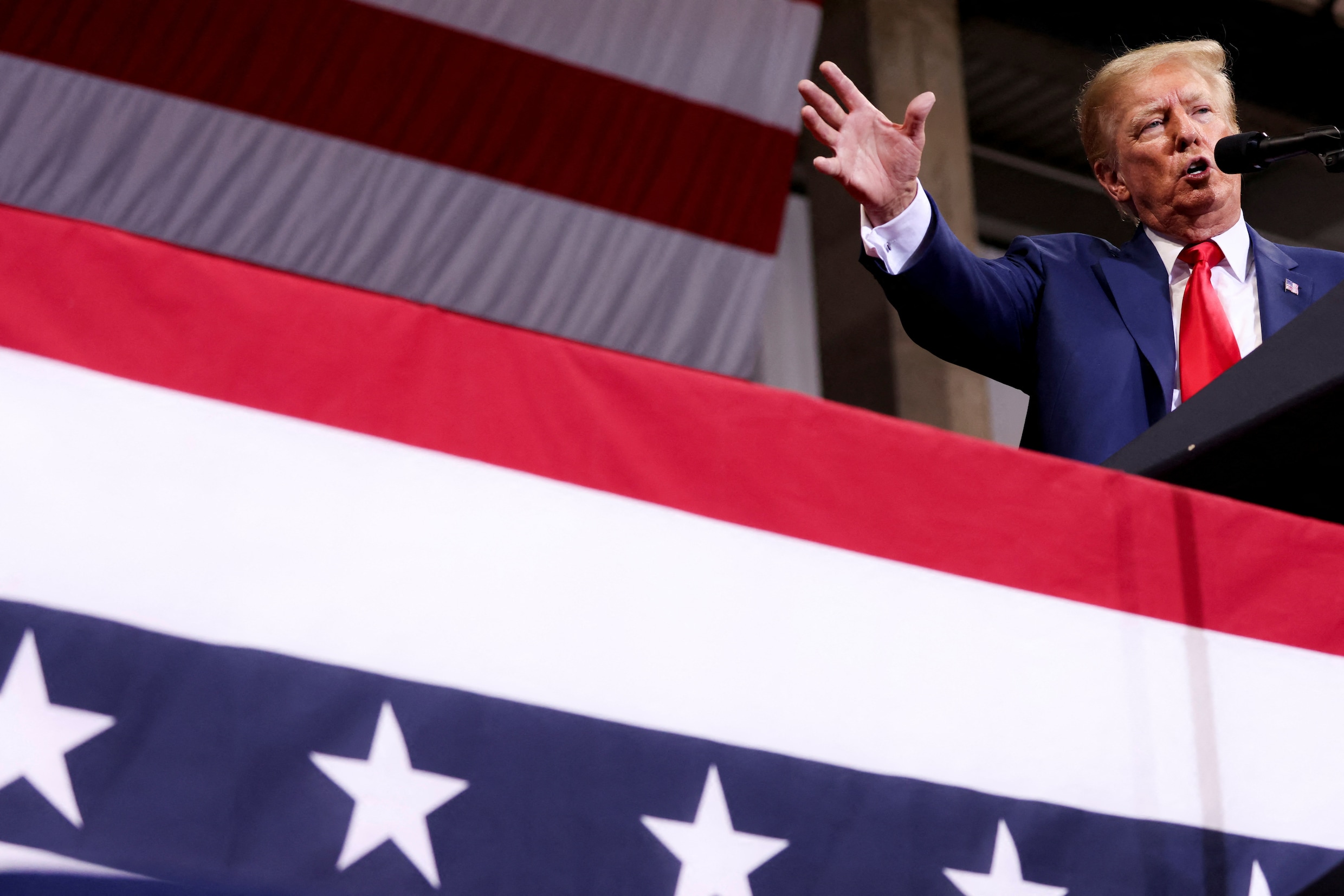 Trump slaat terug en noemt president Biden tijdens rally ‘vijand van de ...