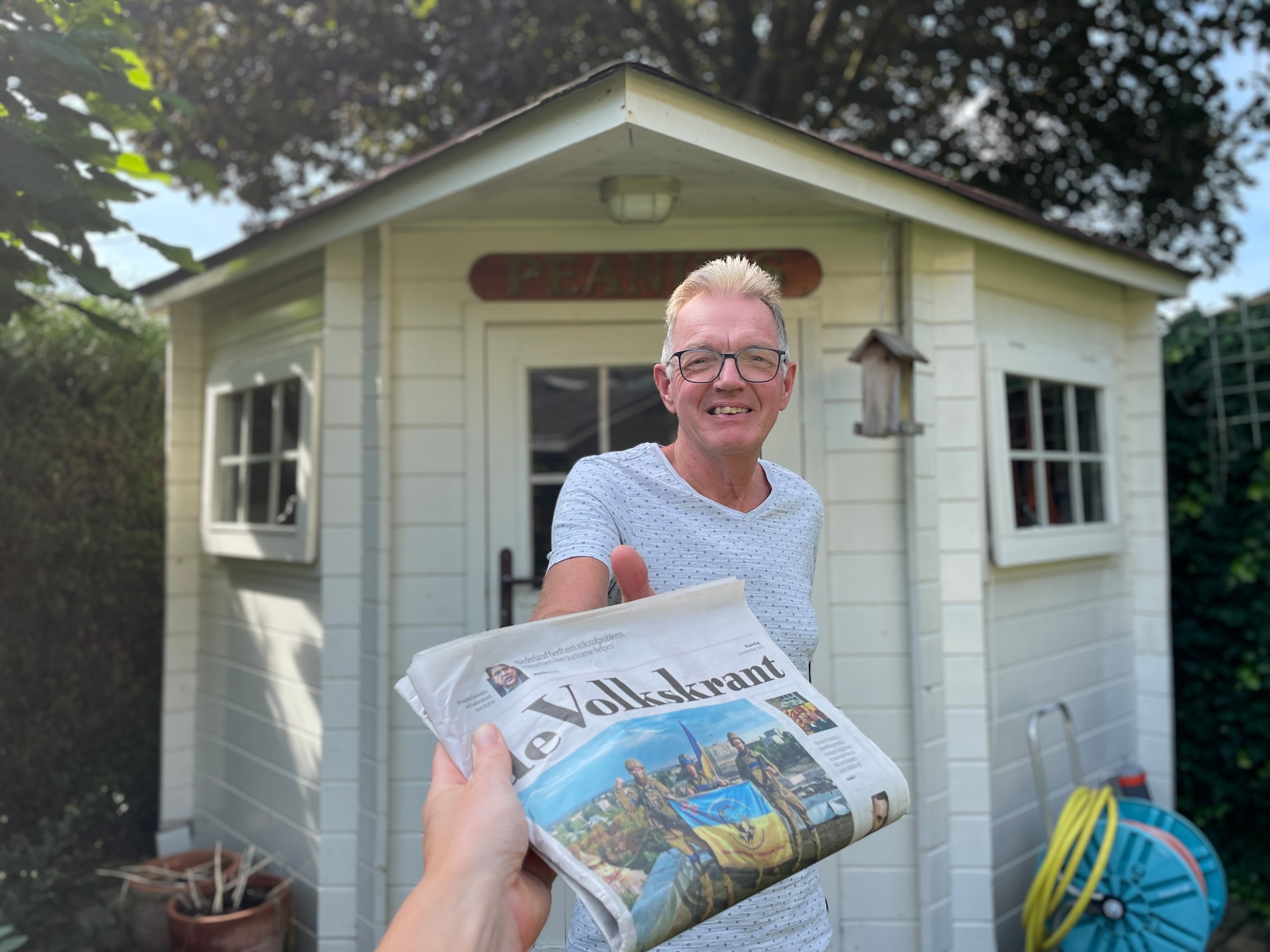 Gidi Heesakkers bezorgt de krant na bij Harry van de Worp in Epe, waar ...