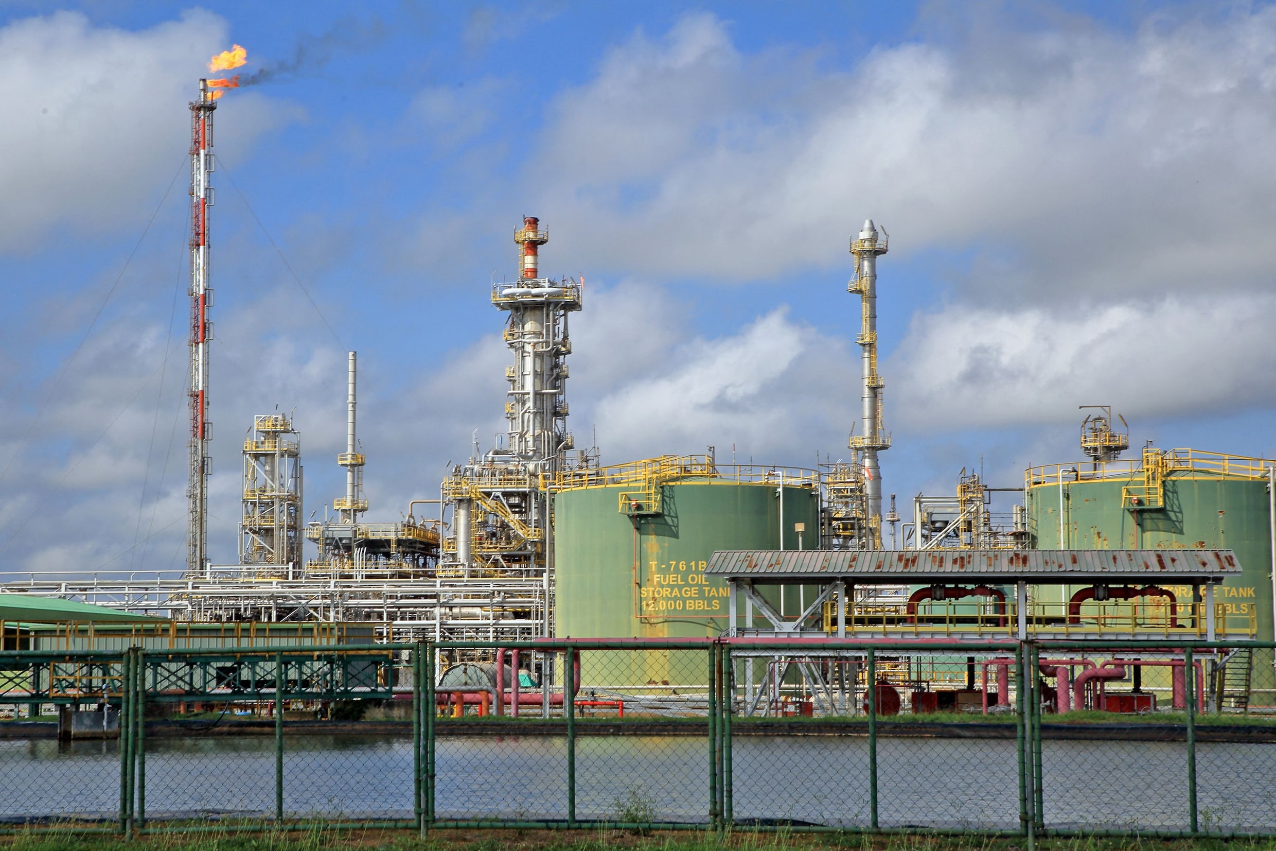 De staatsolieraffinaderij in Wanica, Suriname.