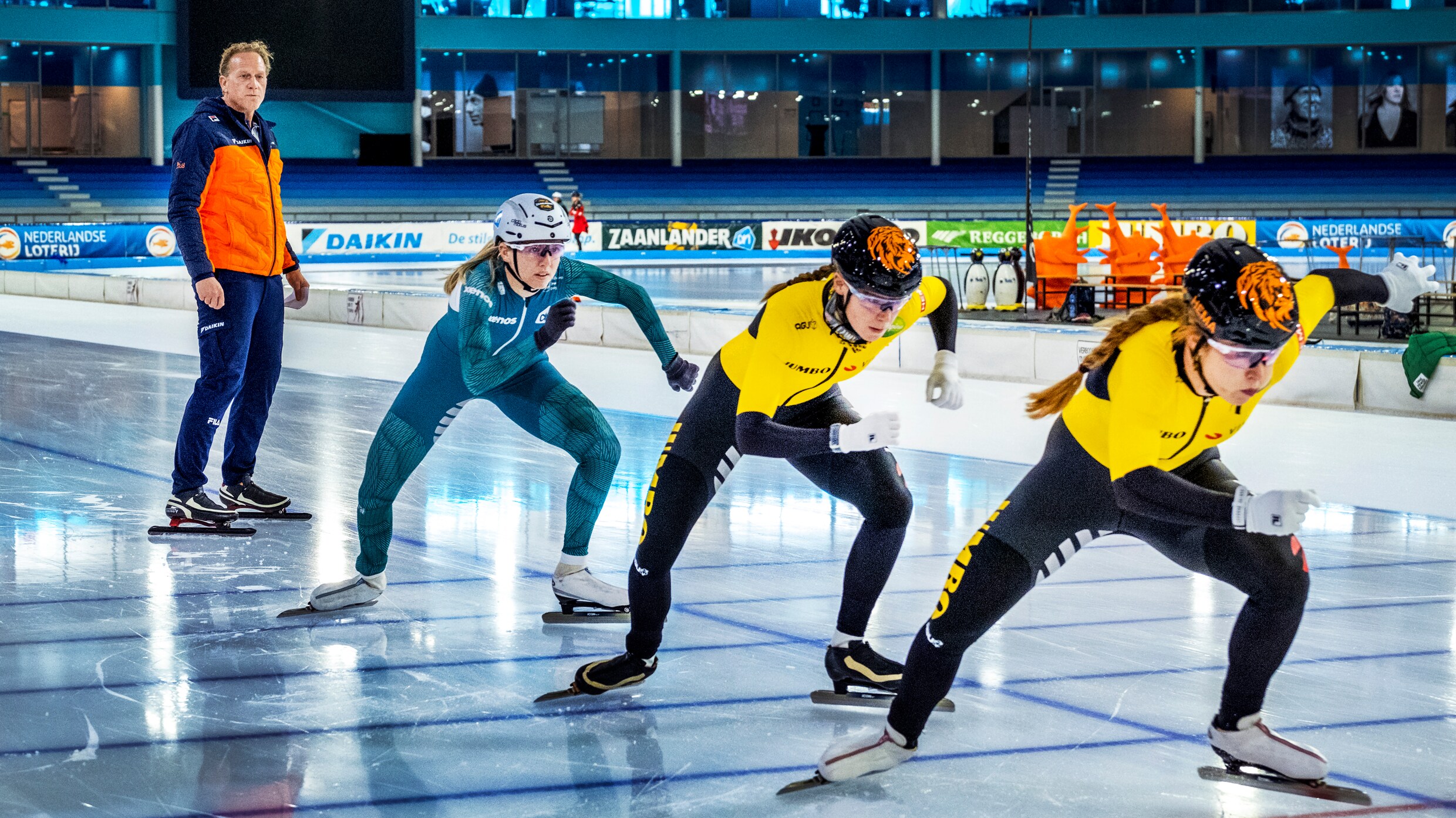 Onder bondscoach Rintje Ritsma moeten de schaatsers elkaar naar winst ...